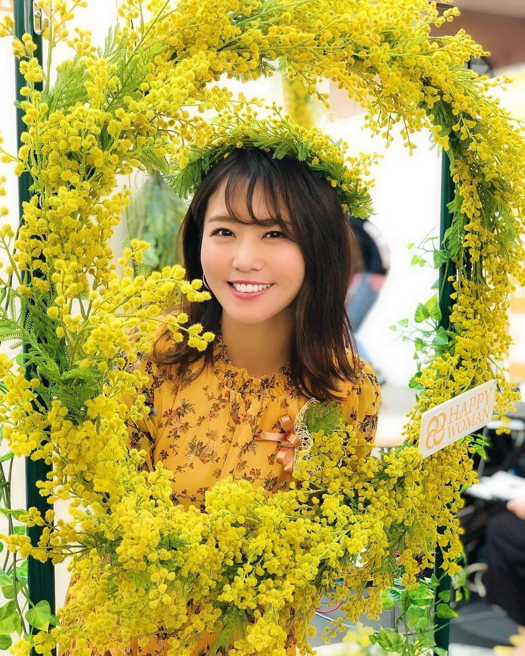 佐野真彩さんのインスタグラム写真 - (佐野真彩Instagram)「3/8は #国際女性デー 💐 四国で初開催のイベント 『HAPPY WOMAN FESTA 2019』に来ています☺️ 馴染みのあるこの場所でゲストだなんて光栄です。今回は【輝き続けるための3つの秘訣】と題してお話しさせて頂きました。緊張しました〜💦 夜までいるので会場にぜひ遊びにきてくださいね☺️ . 新聞にも載っていて嬉しい🥰 . . あと！髪切りました✂️ ちゃんと載せるの初めてかな☺️ @naokinb2 さんにお願いしたよ。ここ最近で20センチは切ったかな🤔 . #hwフォトコンテスト2019 #香川県 #高松市 #四国新聞 #ミモザ  #kagawa #ゲスト #hair #ユーレルム #shinjuku #外ハネミディアム #佐野真彩」3月8日 15時46分 - sano.maya