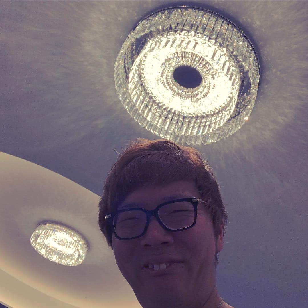 HIKAKINのインスタグラム：「新居にダブルシャンデリア完成✨  #ヒカキン #新居 #インテリア」