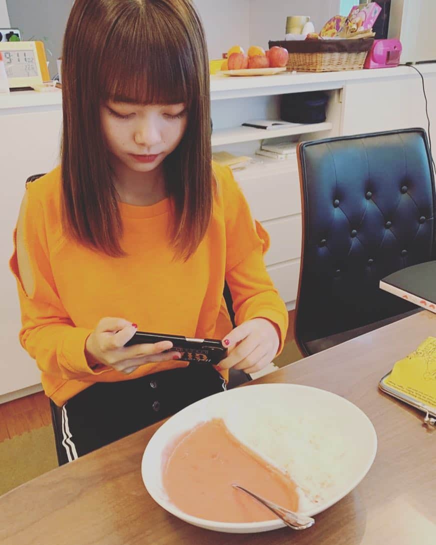 岩隈久志のインスタグラム：「近況です！ 昨年９月にマイナーで投げてから毎日トレーニングを続け、状態も良かったのですが、１月にアメリカで少し肩の状態が下がり、治療とトレーニングで２月中旬からやっとまた状態を上げる事ができ、今はジャイアンツ球場で若い選手たちと切磋琢磨しながら、一軍でしっかり投げる為に状態を整えています！ 先日嫁さんから長女の写真が送られてきました^_^ ジャイアンツカラーでした！笑 家族ももうすぐ仙台から東京に引っ越して来るので、更に僕の状態も良くなると確信しています！ 自分のやるべき事をしっかり頑張ります！ .. Yesterday my wife sent me a picture of our oldest daughter! It was in the Giants colors! My family is moving from Sendai to Tokyo soon and that will definitely boost my progress. Now it’s time for me to get to work!」
