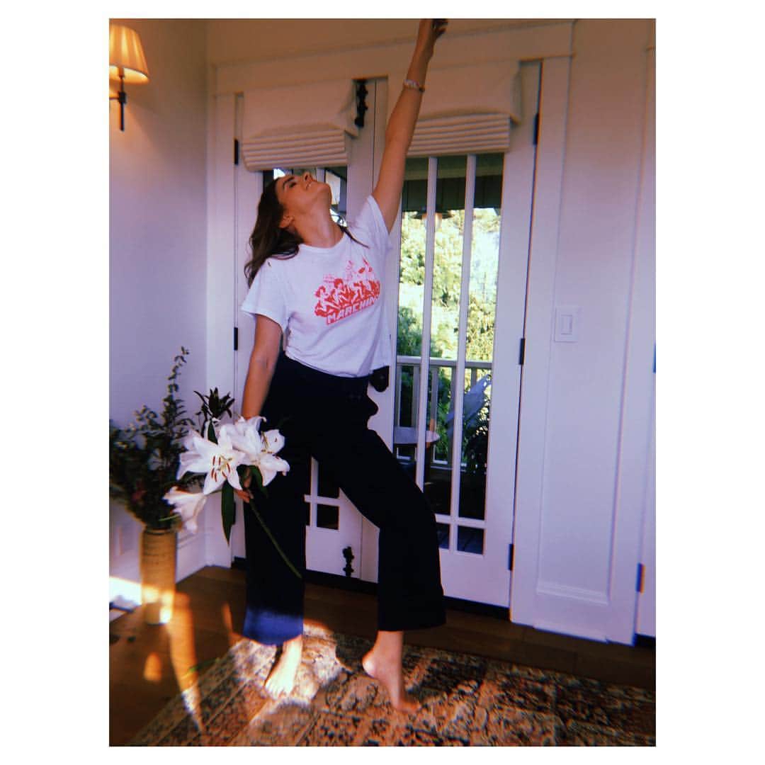 エマ・ワトソンのインスタグラム：「Whether you’re 🥁marching, 💃🏻dancing, 🌹rising, ✊🏻resisting, 💥protesting, 🚫striking, ❤️uniting or 🎈celebrating, wishing you all a wonderful #internationalwomensday! 🥰 #IWD2019 #joyfulwarriors」