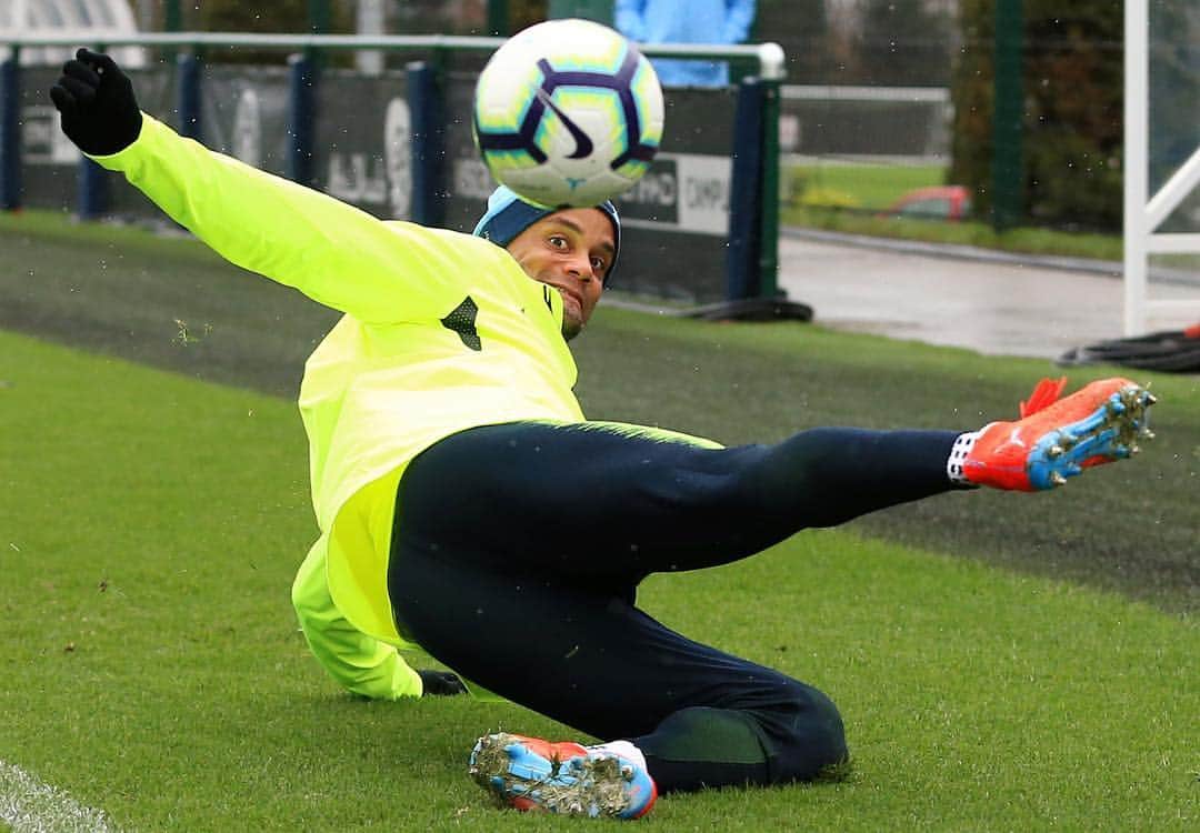 ヴァンサン・コンパニのインスタグラム：「Pulling faces again. 🤦🏾‍♂️ #mancity #training」