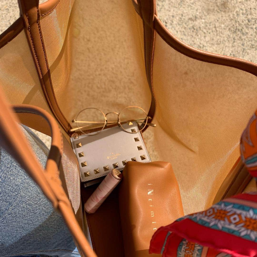 佐々木希さんのインスタグラム写真 - (佐々木希Instagram)「本日のbag bag#FRAYID  中は #VALENTINO お財布 #ランコム 大理石リップ602 #iNtimite ポーチ #YUICHITOYAMA. メガネ  こっそり写っているパンプスは#repetto 🌷」3月8日 16時47分 - nozomisasaki_official