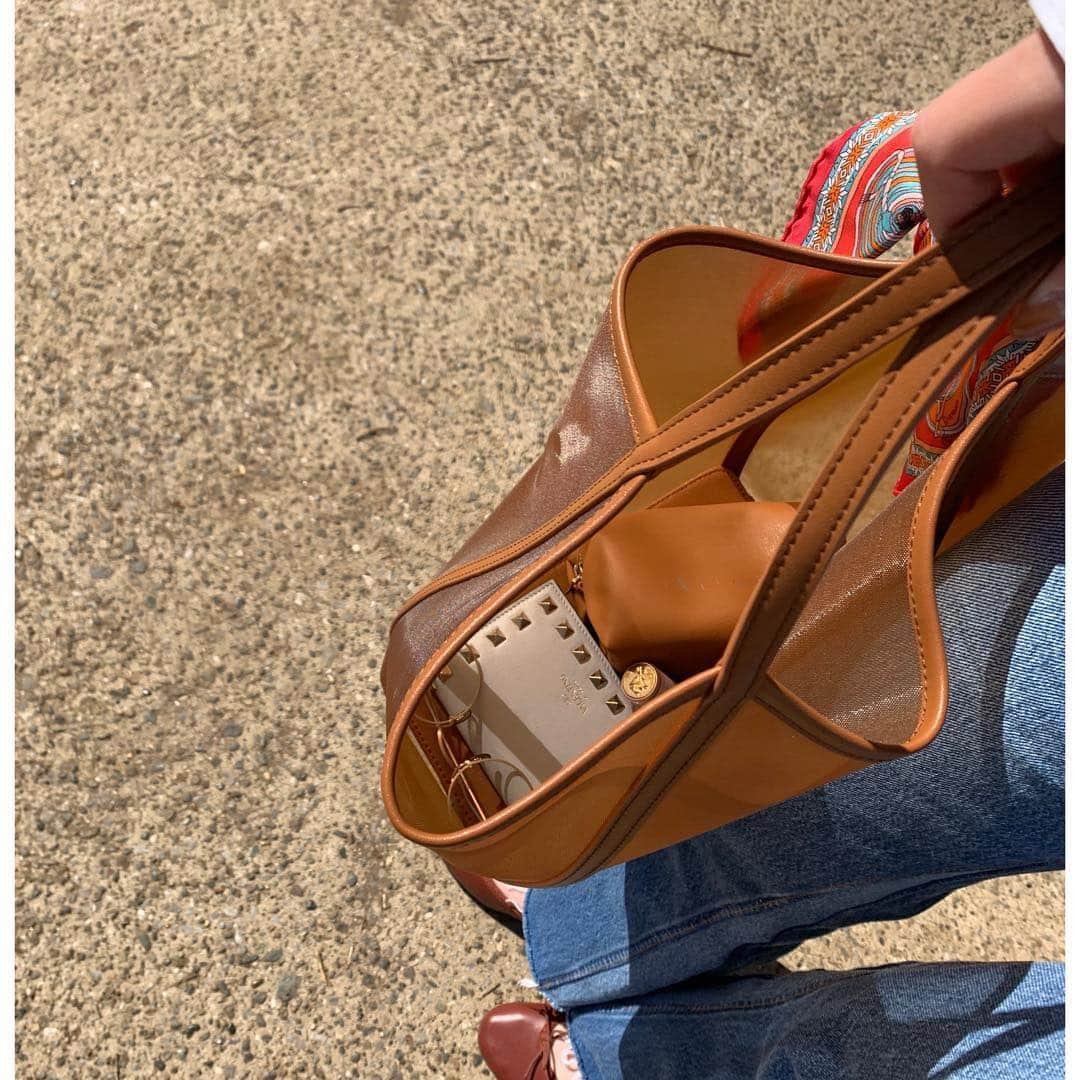 佐々木希さんのインスタグラム写真 - (佐々木希Instagram)「本日のbag bag#FRAYID  中は #VALENTINO お財布 #ランコム 大理石リップ602 #iNtimite ポーチ #YUICHITOYAMA. メガネ  こっそり写っているパンプスは#repetto 🌷」3月8日 16時47分 - nozomisasaki_official