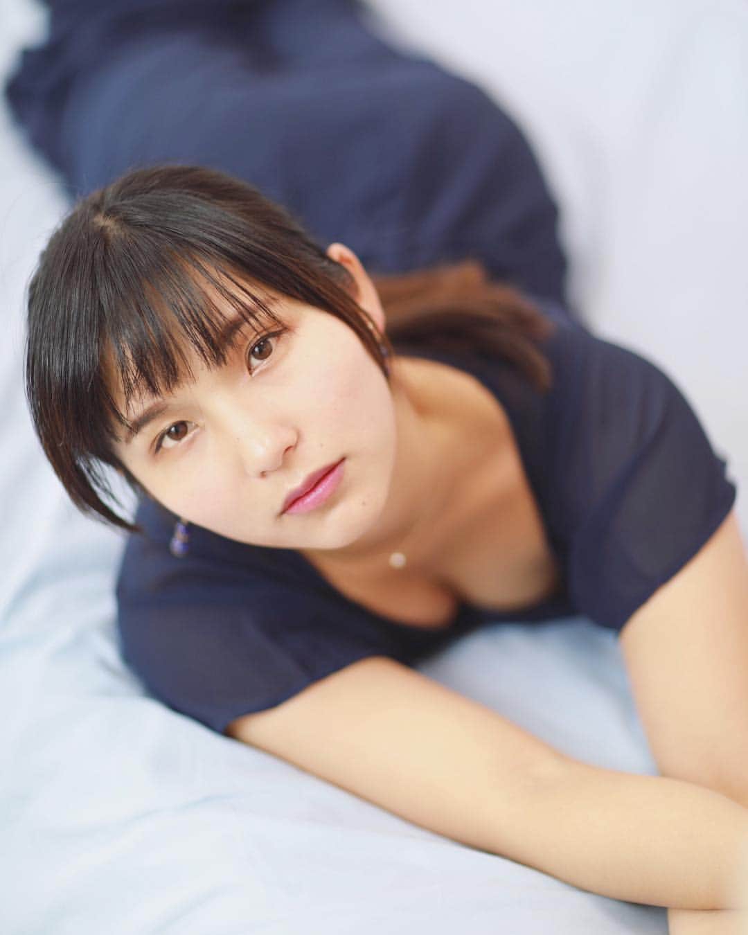 のインスタグラム：「:﻿ 人に頼る、助けを求める、って大事だなぁ。﻿。 プライドが高いのかそういうのすごく苦手なんだけど、最近やっとそう思うようになってきた。歳かな。笑﻿ ﻿ 誰にも頼らず生きるって不可能だし、そうやっていると誰からも頼られなくなってしまう、それはとても寂しい。 ﻿ #mylife﻿ #mywork﻿ #mydream﻿ ﻿ #ポートレート#ポートレート部#ポートレートモデル#被写体#撮影#撮影会#写真好きな人と繋がりたい#作品撮り#人像#夢#イヤリング#ハンドメイド#portrait#portraitphotography#browneyes#model#japanesemodel#asianmodel#fashion#portrait_perfection#asiangirl」