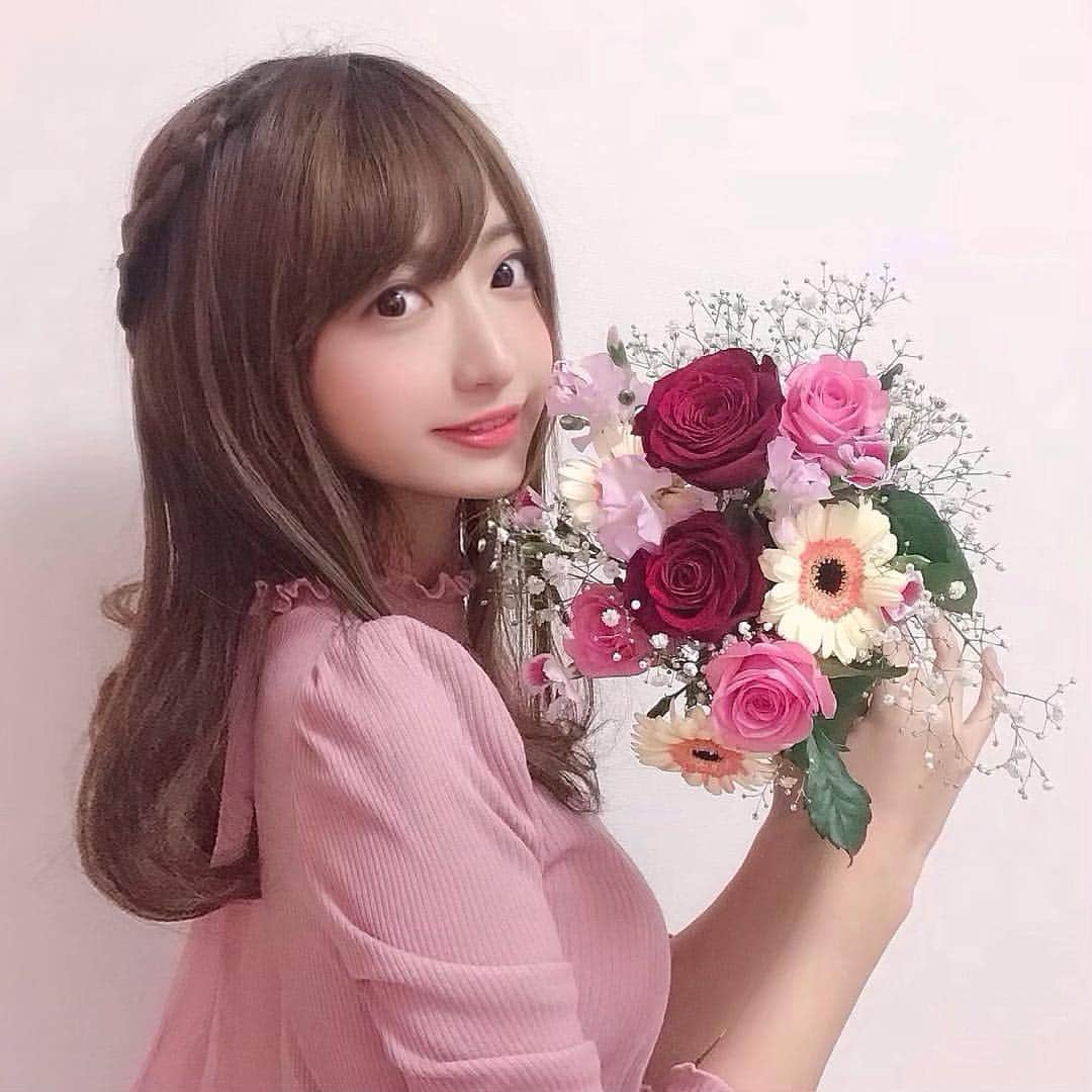 羽田優里奈さんのインスタグラム写真 - (羽田優里奈Instagram)「. . . お花💐 . 撮影で使って、 そのままいただいた！ . . . ２枚目は薔薇のチョコレート 🍫 バレンタインデーのときに 日頃お世話になっている方々に 感謝を込めて配りました☺️ . メサージュ・デ・ローズ の belle rose 🌹 すきな色で花束にもしてもらえます ♪ そして何より、 チョコだから食べられる(ﾉ)･ω･(ヾ) 贈り物におすすめです🌱 . . . . . . . . . #メサージュドローズ #チョコレート #bellerose  #薔薇 #花束 #花 #ギフト #プレゼント #花チョコ  #バラ #かすみ草 #スイートピー #ブーケ #撮影  #羽田優里奈 #ポトレ女子 #ポートレート #flowerbouquet #wu_japan #pink #model #igersjp  #me #snap #portrait #photo #flower #rose」3月8日 17時19分 - hadayurina_