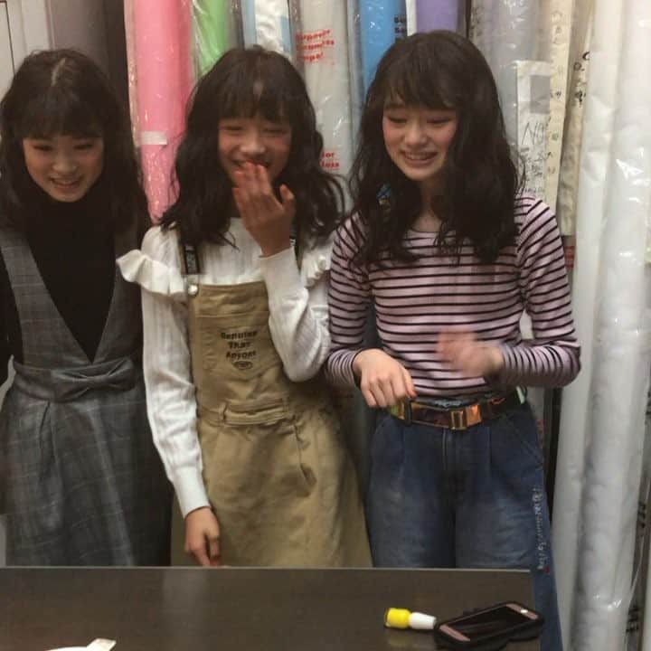 ニコ☆プチのインスタグラム：「ユナとちゃまにさそわれて、アヤカが人生初のTikTokに挑戦😝  #ニコプチ #高比良由菜 #丸山真亜弥 #中山あやか」