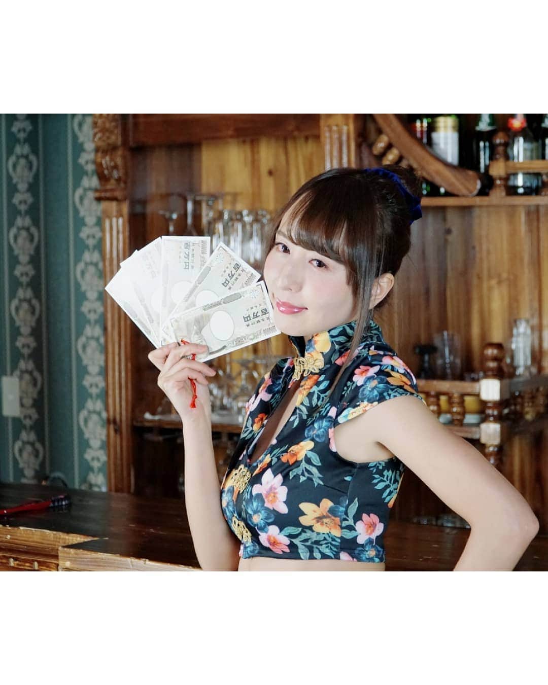 希崎ジェシカさんのインスタグラム写真 - (希崎ジェシカInstagram)「パタパタ💰💸. . . .  #撮影 #撮影会 #オフショット #チャイナ #コスプレ #旗袍 #Chinesedress  #いつかは本物で(笑)」3月8日 17時42分 - kizaki_jessica