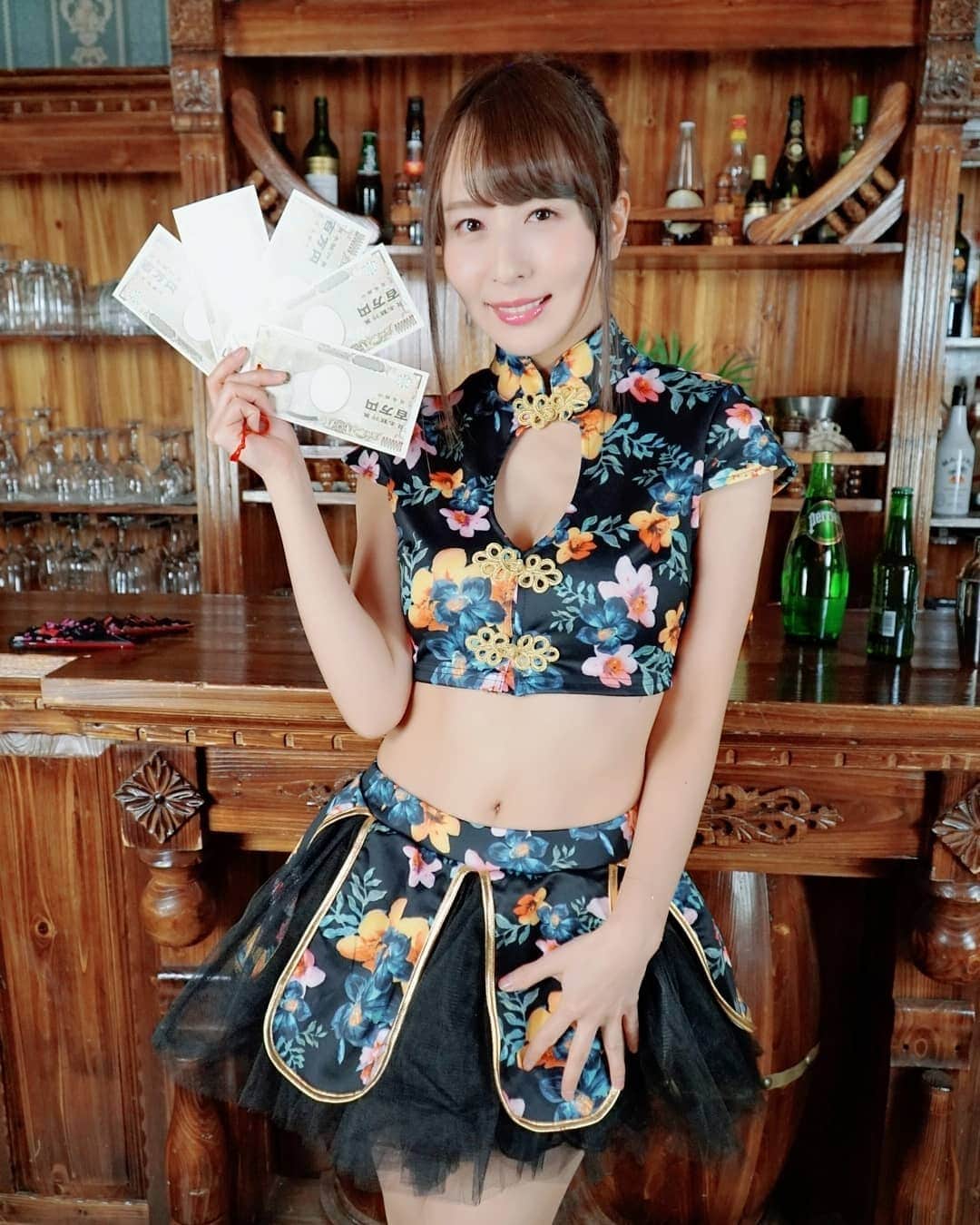 希崎ジェシカさんのインスタグラム写真 - (希崎ジェシカInstagram)「パタパタ💰💸. . . .  #撮影 #撮影会 #オフショット #チャイナ #コスプレ #旗袍 #Chinesedress  #いつかは本物で(笑)」3月8日 17時42分 - kizaki_jessica