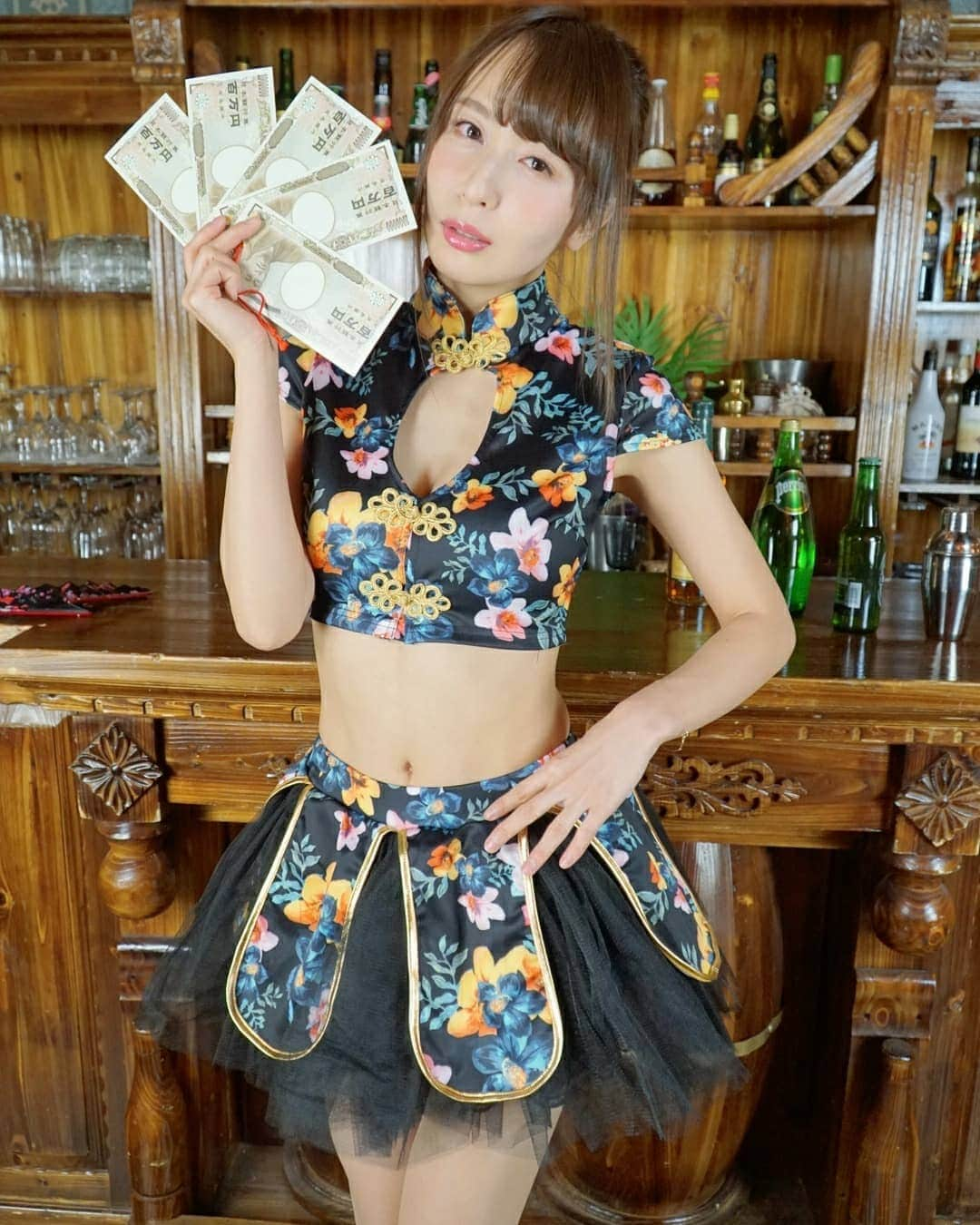 希崎ジェシカさんのインスタグラム写真 - (希崎ジェシカInstagram)「パタパタ💰💸. . . .  #撮影 #撮影会 #オフショット #チャイナ #コスプレ #旗袍 #Chinesedress  #いつかは本物で(笑)」3月8日 17時42分 - kizaki_jessica