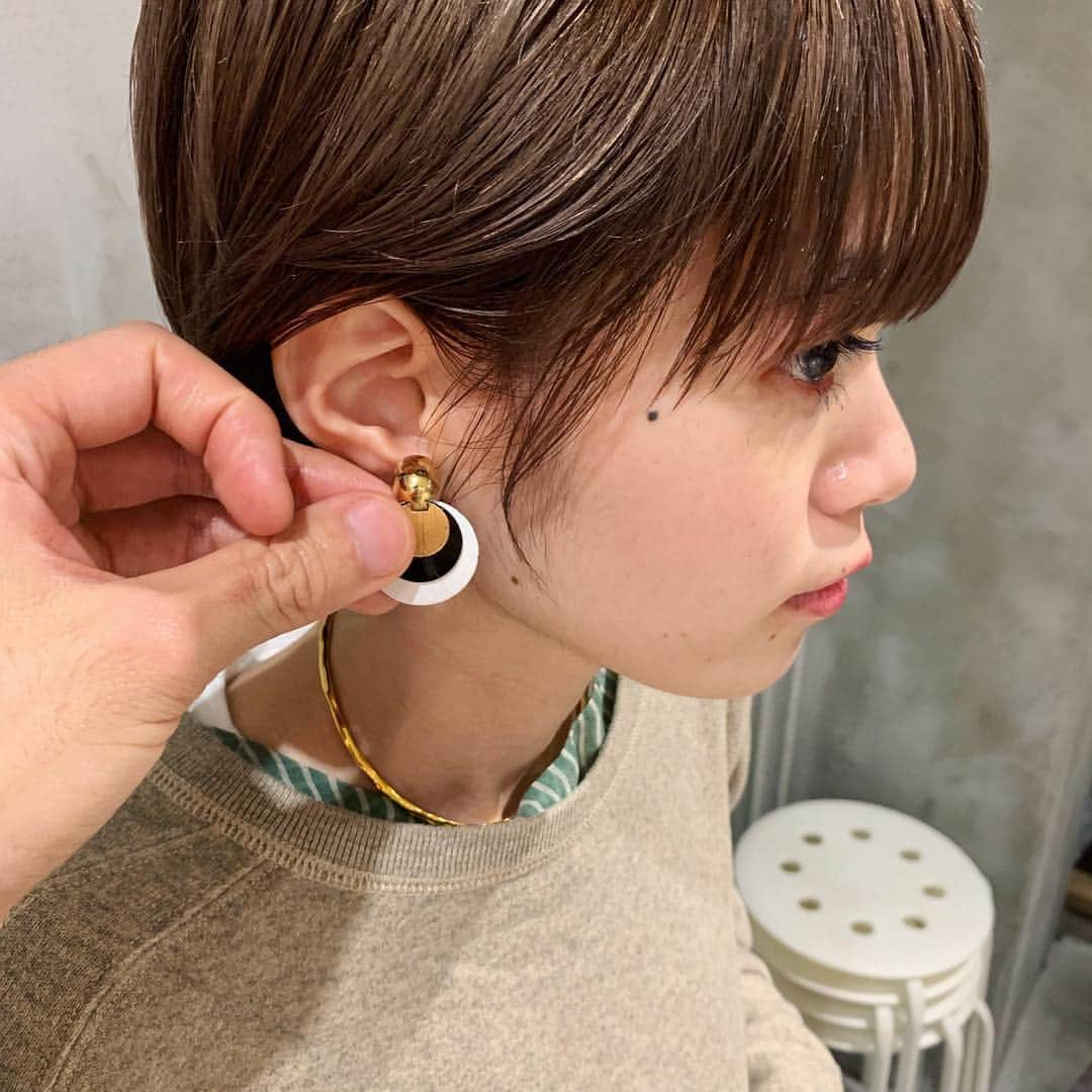 森田 幸助のインスタグラム：「この日のために髪を長くしてくれてありがと🥺ばっさりショートに💇🏻‍♀️ 寒い中の撮影本当にお疲れ様🤧 発売が楽しみだね🤩  #ショート#ショートボブ#ハンサムショート」