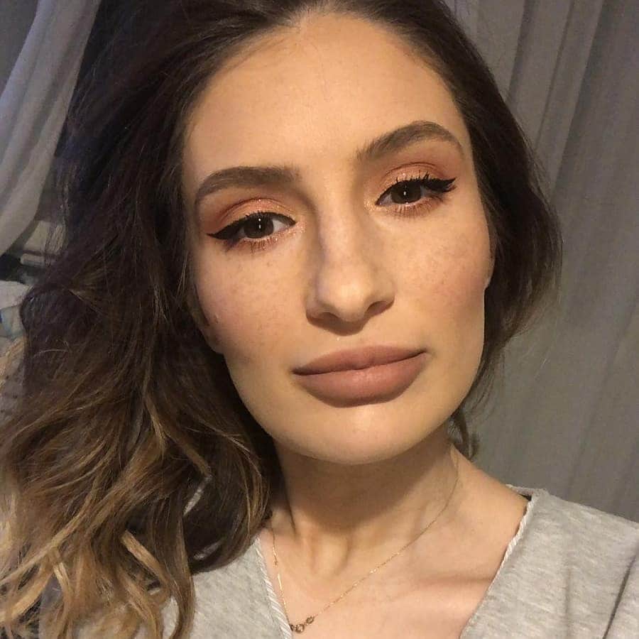 ヴラド・キリケシュのインスタグラム：「Iti multumesc ca existi. Esti totul pentru mine; o sotie minunata, cel mai bun prieten si fara doar si poate o mama extraordinara!!! La mulți ani @sabrinachiriches!!! Te iubim ❤️」
