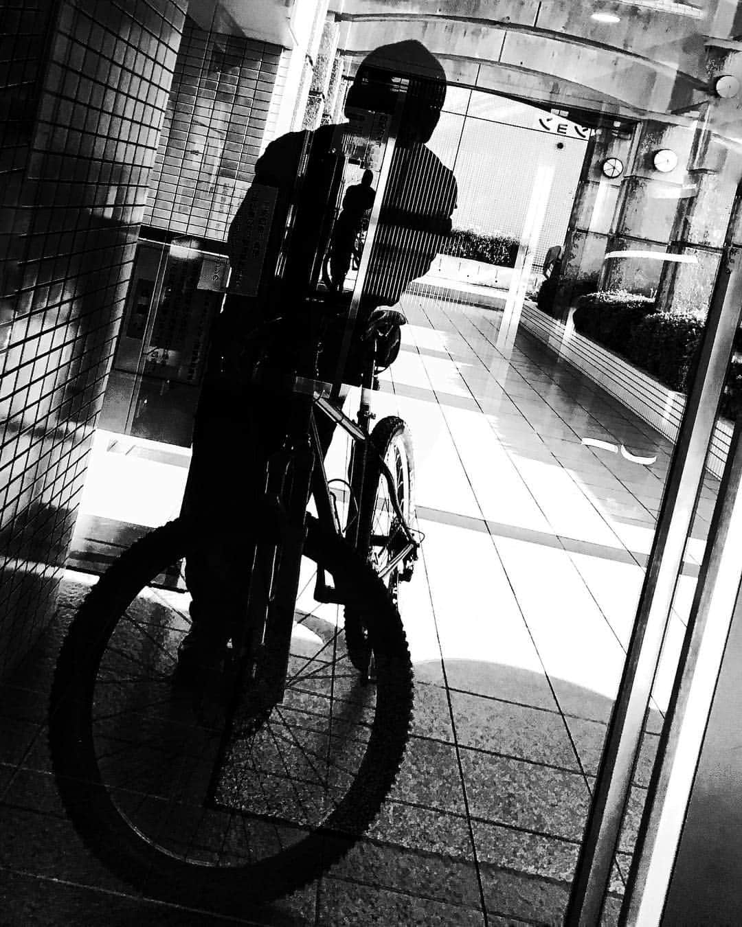 kazuのインスタグラム：「#igersjp #instagramjapan #team_jp_モノクロ #indies_gram  #hueart_life #tokyocameraclub #shotoniphone #vodoobikes #schwalbe #magura #rockshox #instamtb #mtblife」