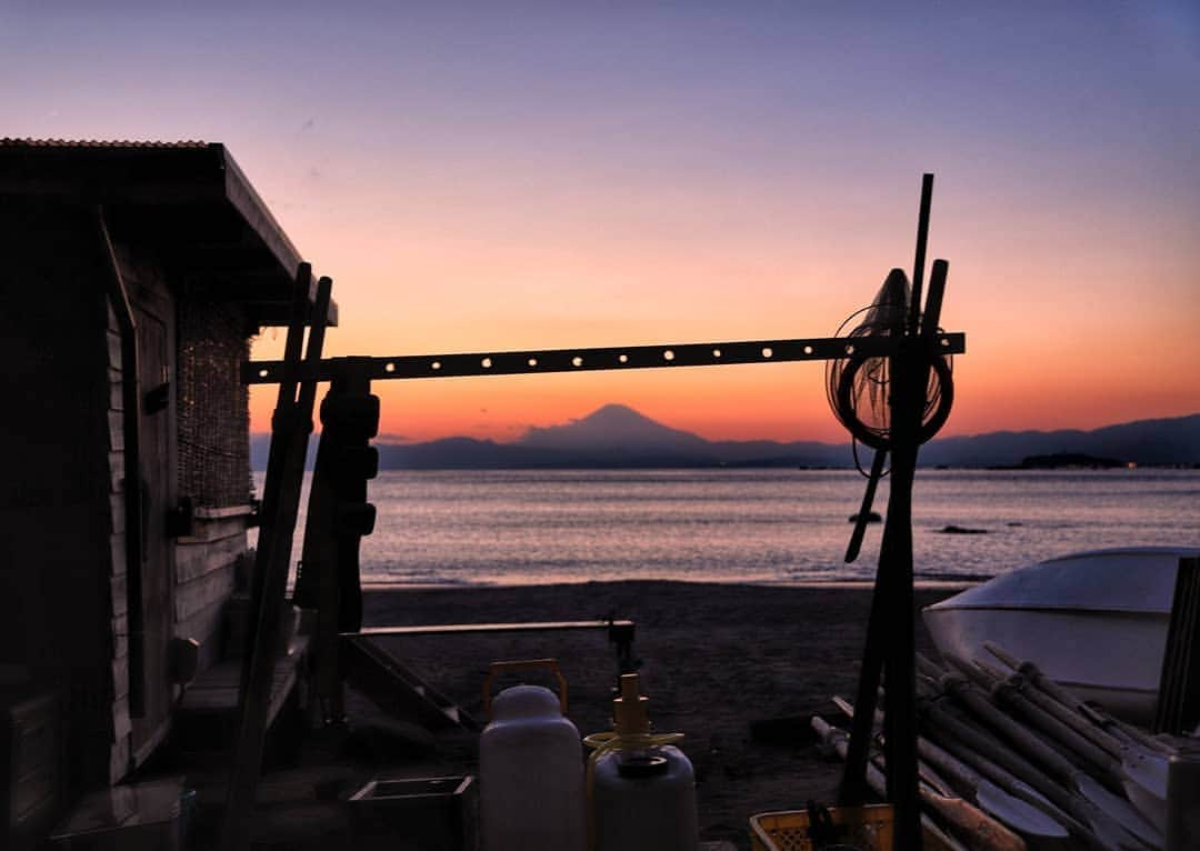 葉山町さんのインスタグラム写真 - (葉山町Instagram)「- リンボーダンス  #葉山歩き #葉山 #hayama #一色海岸 #海 #夕日 #富士山 #イマソラ #Isshikibeach #sunset #mtfuji #japantrip #ボート屋さん の景色で思い出した #リンボーダンス #懐かしすぎ #やたらとやってた #小学生時代 #今やったらケガする #やめとこう #土日晴れそう #やったね #嬉しい #今日もおつかれさまでした #素敵な週末をお過ごしください」3月8日 18時43分 - hayama_official