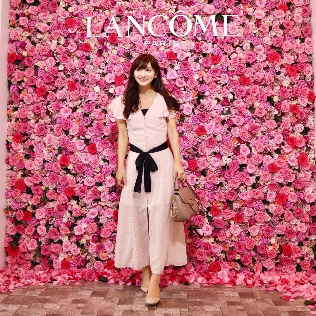 のインスタグラム：「ZARAのワンピースやっと着られた💕 この形、去年の夏にも買った気がするけど着やすくて可愛くてお気に入り✨  ちなみに、可愛すぎるバラの背景は六本木ヒルズでイベントをやってたから、ランチタイムに撮らせていただいたよ💐笑 お花は王道だけどピンクのバラが一番好きだな🌹  dress : #zara #ザラ bag : #gucci #グッチ  #coordinate#ootd#Japanese#Japanesegirl#Happy#girl#girly#fashion#instafashion#instagood#rubi_fashion#rose#春ファッション#春コーデ#ガーリー#コーディネート#コーデ#私服#新作#春服#ザラジョ#バラ#薔薇#🌹#💐」