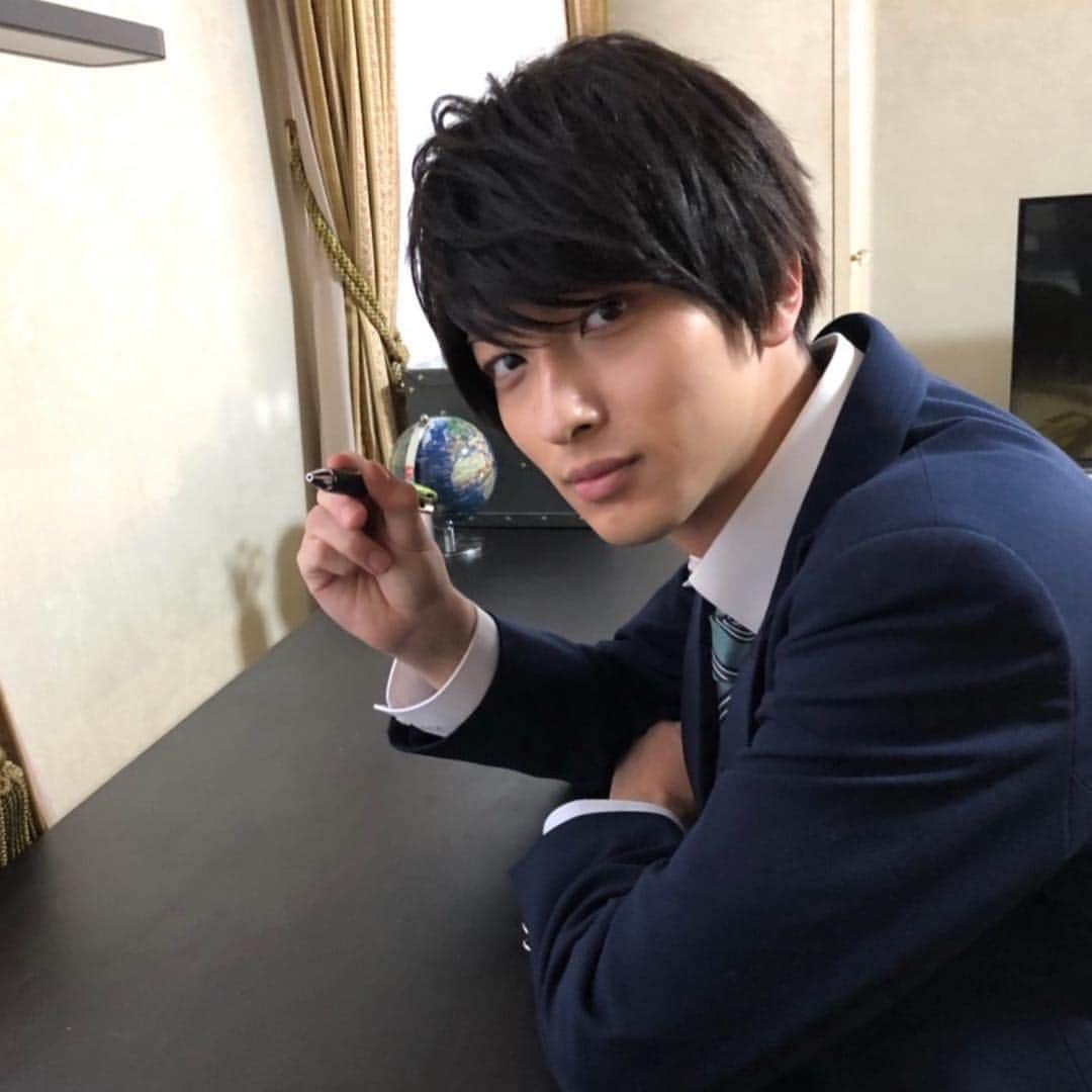 のインスタグラム：「皆さん😊こんばんは🐕 #はじこい です❣️❣️❣️ ❣️ 中学生ユリユリ💐、高校生ユリユリ🌷から超貴重なオフショット頂きました💝📸✨ 第9話は3月12日（火）よる10時からです💕お楽しみに💕🌈💕 #tbs #深田恭子 #永山絢斗 #横浜流星 #中村倫也 #無敵ブラック？💐 #無敵ピンク？💕 #超レアな黒髪ユリユリ💓 #どちらのユリユリも素敵です💞」