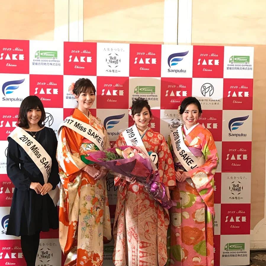 のインスタグラム：「こんばんは✨ 2019ミス日本酒 愛媛代表 今川あかりです🍶🍊 ナデシコプログラムも残り2回となってしまいました😿最後まで多くのことを吸収して、本番に臨めるよう頑張っていきたいと思います。 昨年12月に愛媛大会で代表に選んでいただいてから、あっという間にあと一週間で最終選考会となります。 愛媛代表に選んでいただいたときは、自分でも驚き、本当に嬉しかったことを覚えています。 ナデシコプログラム を通して様々なフィールドでご活躍されている講師の先生や、歴代のミス日本酒ファイナリストの先輩方からお話を伺えること、親身になってお話を聞いてくださるこの環境にとても感謝しております。 残りの一週間で、さらにレベルアップして最終選考会を迎えられるよう取り組んでまいります😌✨ 左から、 2016ミス日本酒 愛媛代表 大濱彩花さん、 2017ミス日本酒 愛媛代表 栗原麻衣さん、 2018ミス日本酒 須藤亜紗実さん です✨」