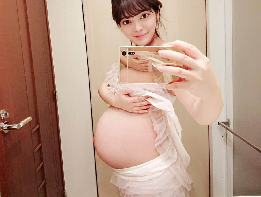 大知めぐみさんのインスタグラム写真 - (大知めぐみInstagram)「プレママさんにお勧めな妊娠線ケア＆全身のむくみを取るマッサージクリーム#bambimamababy ( @bambi_mamababy )♡ . 妊娠中も投稿しましたが、私は妊娠中お腹が大きくなるのがゆっくりだったので、妊娠前から使っていた普通のボディクリームを暫くそのまま使っていて、お腹出てきたなーと思った時には妊娠線が出来てしまっていて…泣泣 . もっと前からちゃんと妊娠線予防のクリームにしたら良かったなぁと後悔しました( ´ •̥ ̫ •̥ ` )💔 . 3枚目が臨月の写真で、4枚目が産後4ヶ月の今の写真です(産後のお腹のたるみは戻らずちょっと頑張って減っこませてます笑) 未だ、正中線も妊娠線もハッキリクッキリ💔 臨月は、びっくりする程パンパンなお腹になっていたので、途中からでもちゃんと妊娠線ケアのクリームに替えて良かったです😅😅 ほんとに妊娠線を見る度、あの頃の私〜っ😭と思います笑 . 産後は産後で、抱っこで腕も脚もクタクタなので、マッサージクリームとしても活躍してくれます♡ 敏感肌検査でも最高評価を獲得しているので、赤ちゃんに触れても安心♡ . マッサージのhow to付きなのでお世話になってます♡ . . . . #卒マタ #新米ママ #女の子ママ #初出産 #プレママ #マタニティ #妊娠線予防クリーム #妊娠後期 #妊婦 #妊娠線クリーム #ベビフル #マタニティライフ #ベビー用品 #妊娠中 #妊娠 #妊婦線 #妊娠線ケア #妊娠線予防 #初マタ #産後ダイエット #産後 #マタニティコーデ #妊婦コーデ #出産レポ #バンビママベイビー #敏感肌#pr」3月8日 19時04分 - megmeg0715