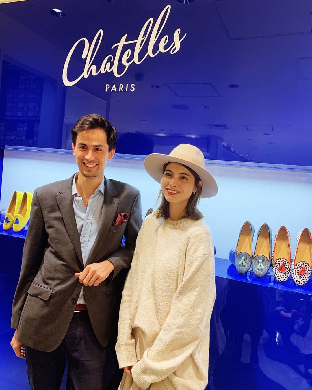 のインスタグラム：「パリの日本初上陸ブランド @chatelles_slippers へ行きました💙💙💙 デザイナーさんと📸 とても洗練されたデザインで種類が豊富❣️ タッセルは好きな色を合わせれるの❣️ フラットでも脚をきれいに見せてくれます❣️ 新宿ISETANにて12日までポップアップしてるよ〜 是非見に行ってみてね✌️💗 #chatelles  #シャテル #スリッパーズ」