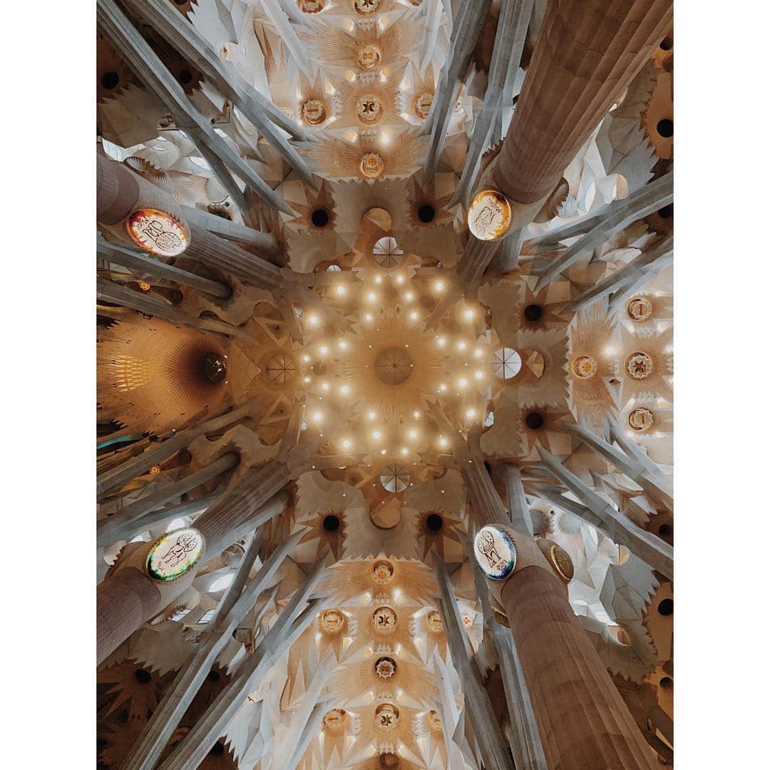 九内健太さんのインスタグラム写真 - (九内健太Instagram)「ただいまー🇯🇵 バルセロナ最終日は念願のサグラダファミリア含む、ガウディの建築を見てきました！  中でもサグラダファミリアは圧倒的で、聖堂内はステンドグラスから溢れる光とパイプオルガンの音が幻想的で、多くの観光客の中にいながらも神秘的な力を感じられました。  と言っても10%も伝わらないから、 とりあえず行ってみて！ チケットはネットで予約して買うのがオススメです。11時くらいから団体客がどーっと押し寄せるからゆっくり観たいなら、朝一から行くのが🙆‍♂️ 自分は塔に登らずに後悔したから、行く予定の人は是非登って感想教えてね。  #barcelona #spain #gaudi #sagradafamilia  #俳優 #actor #배우 #演员 #モデル #model #모델 #时装模特」3月8日 19時57分 - kunai_kenta