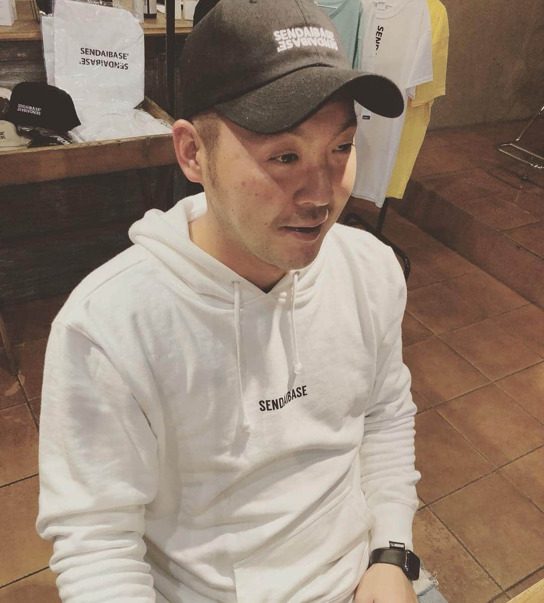 枡田慎太郎さんのインスタグラム写真 - (枡田慎太郎Instagram)「昨日は髪切ったけどーすぐキャップかぶるやつ。笑 sendaibaseキャップにパーカーです^ ^ 明日明後日はみなさんゴルフパートナーでもお待ちしてます。笑 #仙台#美容室#リガロ#sendaibase#キャップ#アラボーイ」3月8日 20時05分 - masushin78