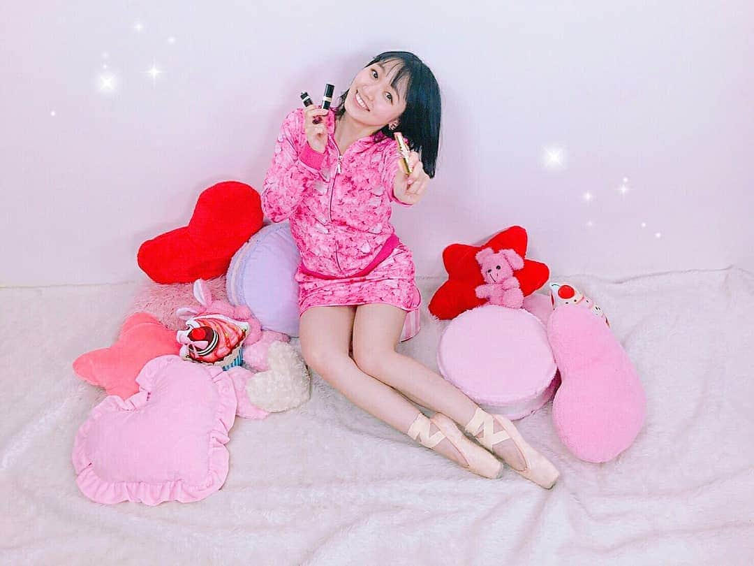 のインスタグラム：「ピンクバレエバカからのお知らせ🌸  明日は お昼12:54〜 新喜劇放送！  川畑座長週です！  私は、最初の方に  フレディ・マーキュリーさんと  イソジンのカバさんと  天才少女と  4人で出てきます✨  素敵。  #バレエ大好き#ピンク大好き#pinkteen_girls#pinklove#pinklover#pinkluv #吉本新喜劇#新喜劇 #よしもと新喜劇 #松浦景子#松浦景子バレエ #pointshoes#balletshoes #EmiriaWiz#エミリアウィズ　#愛沢えみり 様 #CHANEL#chaneljapan#シャネル #Dior#diorjapan#ディオール #YvesSaintLaurent#YvesSaintLaurentjapan#SaintLaurent#SaintLaurentjapan#イブサンローラン#イヴサンローラン#サンローラン #バレリーナ」
