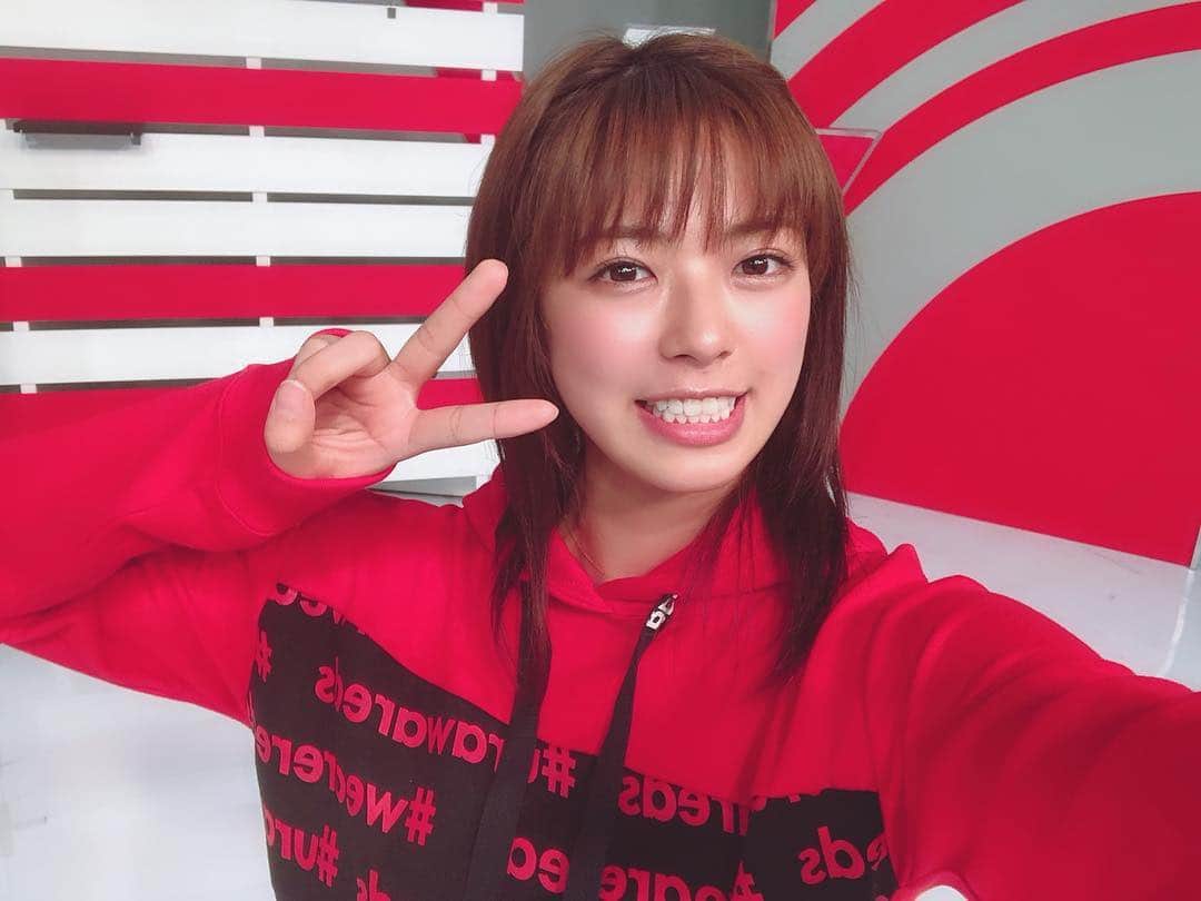 わちみなみのインスタグラム：「今夜23時〜﻿ テレビ埼玉GGR です🚗！﻿ ﻿ 先日の﻿ J1リーグ札幌戦と、﻿ ACLブリーラム戦について﻿ 放送されます☺︎﻿ ﻿ 先日の初勝利、おめでとうございました☺︎﻿ うれしいですね☺︎﻿ ﻿ 番組内で、初ブイできました😆 ﻿ ノリノリサッカー﻿ 観るの楽しかったなぁ✨﻿ ﻿ 次節も勝てるように﻿ お祈り、応援します💪✨﻿ 頑張れレッズー✨✨ #浦和レッズ #urawareds  #わちみなみ #水内猛」