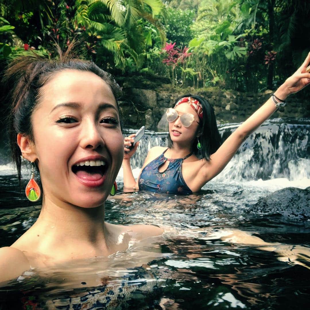 エリイ さんのインスタグラム写真 - (エリイ Instagram)「火山の熱からなる温泉🌋 パイナップルとメロンのドリンクを湯に浸かりながら飲む。 #CostaRica #コスタリカ #火山 #ハナグマ #アライグマ #鳥 #ナマケモノみはぐる」3月8日 20時15分 - elliechimpom