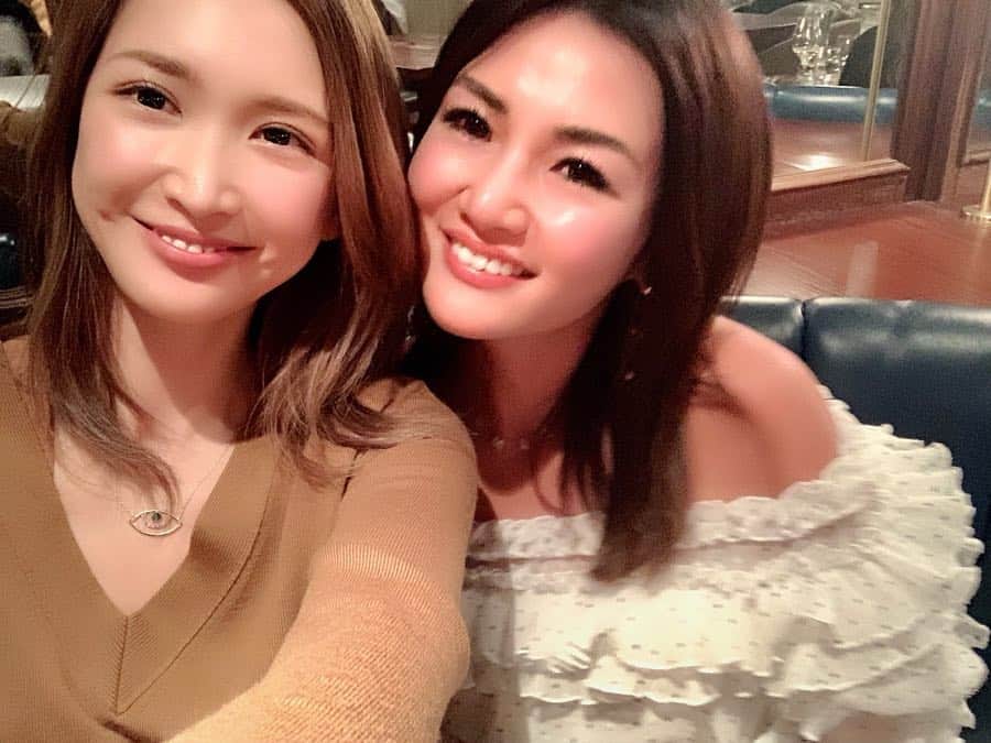 のインスタグラム：「ロンドンで会えて嬉しかった😘✨また日本でね🇬🇧💂‍♂️❤️🇯🇵✨ #saeko #london #紗栄子 #ロンドン #遠近法を使う私wそして赤い🍷w」