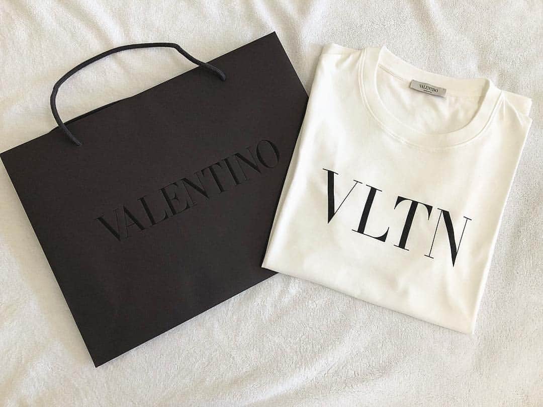 青木茉耶さんのインスタグラム写真 - (青木茉耶Instagram)「＊ . . 早く暖かくなって🌞♡ . . . #ヴァレンティノ #tシャツ #valentino #new #thankyou #instagood #fashion」3月8日 20時27分 - ma_ya_126