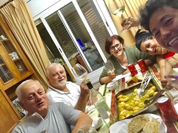 Alb Barcelona Football Academyのインスタグラム：「ホームスティ先を覗き見👀  この日の夕食は🍽 スペイン名物🇪🇸パエリア🥘  家庭にパエリア用の鍋がちゃんとあるんです笑  休日の夕食は、みんなで食卓を囲む☺️ 家族や友人との時間を大切にしている国だなぁと感じています✨  美味しくて！楽しいひと時でした！！ #albirexniigatabarcelona #albirexniigata #albirexniigatasingapore #aibirex #niigata #barcelona #soccer #アルビレックス #アルビレックス新潟 #アルビレックス新潟シンガポール #アルビレックス新潟バルセロナ #新潟 #バルセロナ #アイシテルニイガタ #サッカー好きな人とつながりたい #サッカー留学 #語学留学 #就職 #サッカー業界 #サッカー #スポーツビジネス #スポーツマネジメント #チームマネジメント」