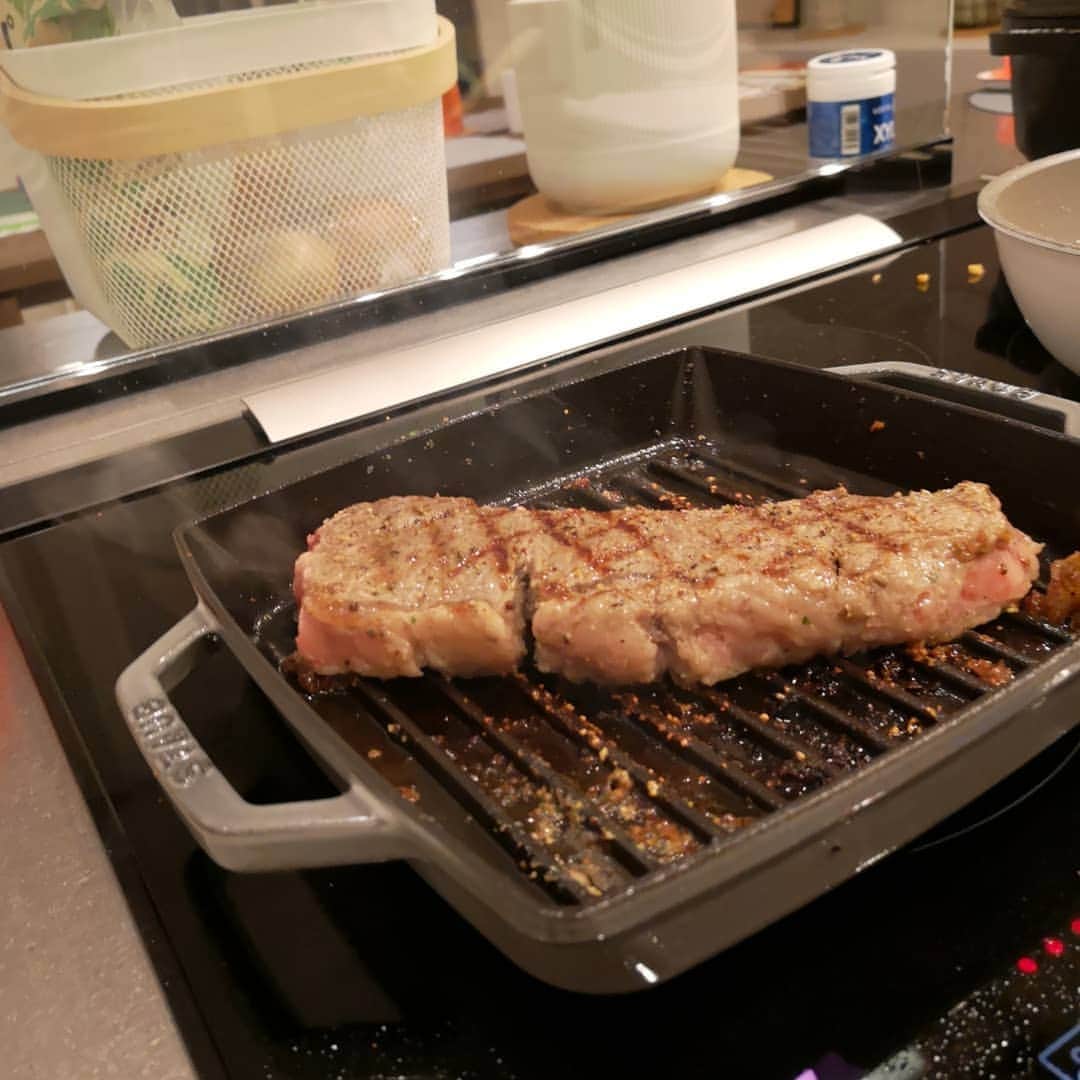 福田賢二のインスタグラム：「お誕生日のステーキ&ガーリックライス！過去最高に美味くできた！👍👍👍 コストコのプライムビーフ、これ買いですよっ📢」