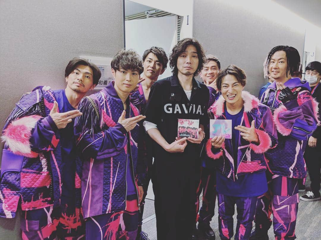 KENZO さんのインスタグラム写真 - (KENZO Instagram)「Mステ思い出🌸 皆さん写真を撮って頂きありがとうございました🙏 今から大阪にリリースイベントで向かいます🙋‍♂️🚅 #musicstation #mステ #斉藤和義 さん #平井大 さん #wanima  #theoralcigarettes  #藤巻亮太 #dapump #サクラフィンガー #フライングショルダー #生涯ファビュラス #桜」3月9日 6時59分 - dapump.kenzo