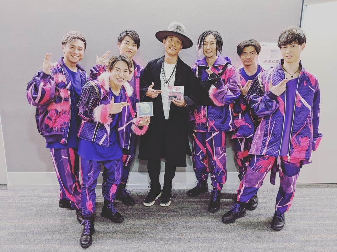 KENZO さんのインスタグラム写真 - (KENZO Instagram)「Mステ思い出🌸 皆さん写真を撮って頂きありがとうございました🙏 今から大阪にリリースイベントで向かいます🙋‍♂️🚅 #musicstation #mステ #斉藤和義 さん #平井大 さん #wanima  #theoralcigarettes  #藤巻亮太 #dapump #サクラフィンガー #フライングショルダー #生涯ファビュラス #桜」3月9日 6時59分 - dapump.kenzo