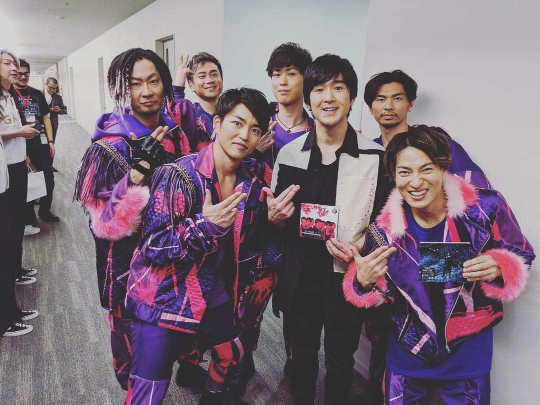 KENZO さんのインスタグラム写真 - (KENZO Instagram)「Mステ思い出🌸 皆さん写真を撮って頂きありがとうございました🙏 今から大阪にリリースイベントで向かいます🙋‍♂️🚅 #musicstation #mステ #斉藤和義 さん #平井大 さん #wanima  #theoralcigarettes  #藤巻亮太 #dapump #サクラフィンガー #フライングショルダー #生涯ファビュラス #桜」3月9日 6時59分 - dapump.kenzo