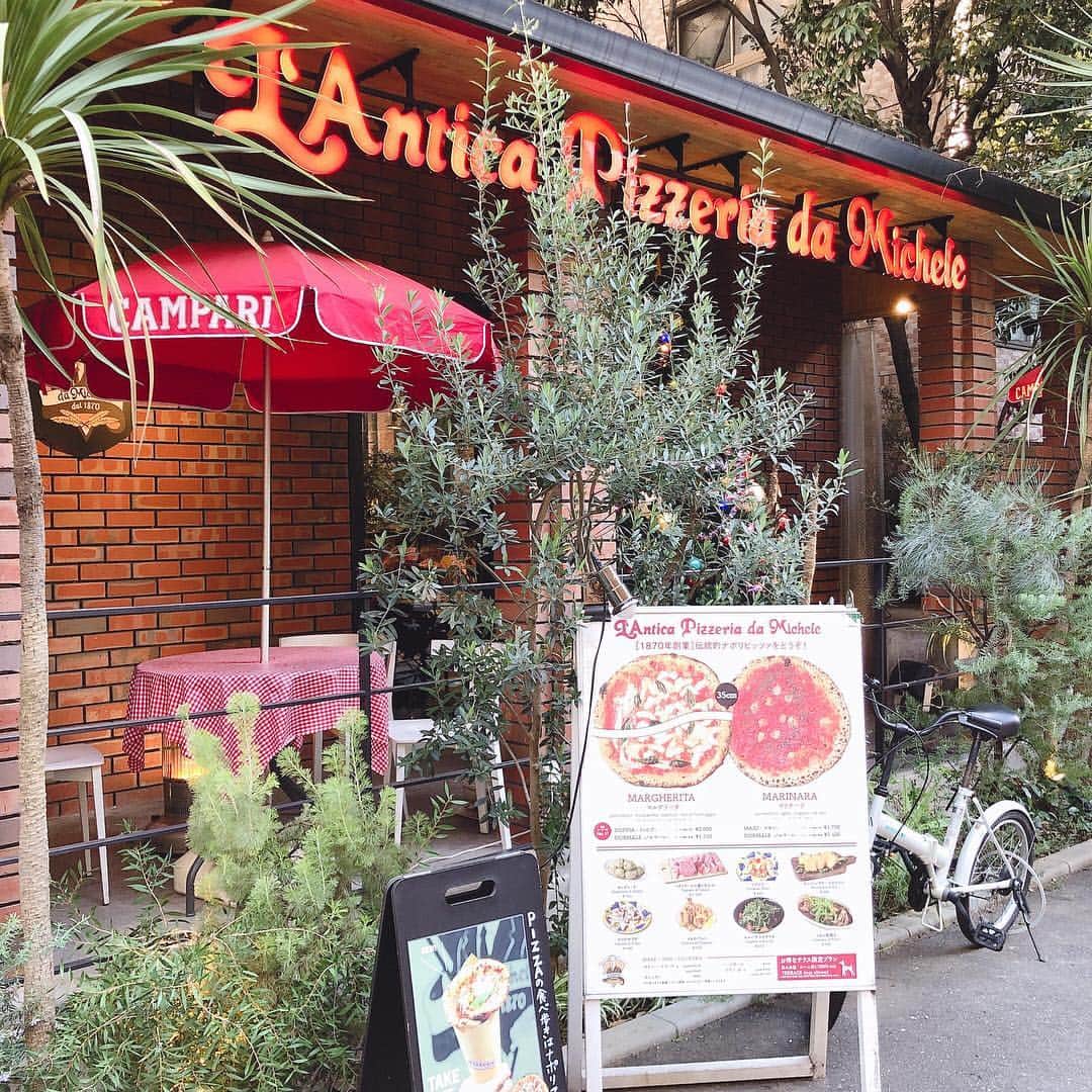 taro_smiledaysのインスタグラム：「#pizza ・ ・ ・ ・ 入院前に食べたものシリーズ⤴︎⤴︎ ・ ・ ・ イタリア ナポリで創業1870年の老舗人気ピッツェリア『ダ ミケーレ』の世界3店舗目が福岡に！ ・ ・ イタリア直送🇮🇹のトマトやチーズが熱々うまうま😋 ・ ・ １枚のサイズも大きい〜！ マルゲリータのドッピア（チーズ2倍）を夫とシェアして食べましたがその他のメニューも気になったのでまた行きたいなぁ🤤🍕🍖 ・ ・ ・ #アンティーカピッツェリアダミケーレ #ピザ #ピッツァ #ダミケーレ #ダミケーレ福岡 #マルゲリータ #pizzamania #pizz #anticapizzeriadamichele #fukuoka #fukuokafood #fukuokalunch #fukuokagourmet #fukuokapics」