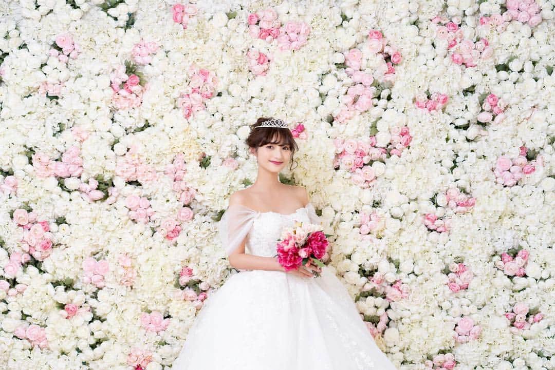 加藤瑠美さんのインスタグラム写真 - (加藤瑠美Instagram)「@studio_luminous_tokyo で撮影した前撮りデータを、一部先行して頂きました✨ 嬉しくて土曜の朝から長々とアップしちゃいます🥺笑  まずはソロのショット🐰 どの背景も全部可愛くて、合わせる小物やブーケなどもその場で良いものを選んでくださいます💐  お支度中や撮影中もテンションが上がるように色々お声掛けくださり、優しくて素敵なスタッフの皆様のお陰で良い写真がたくさん撮れて、本当に嬉しいです🥰  ヘアメイクもほぼお任せだったけどお気に入り💓 コスメもアクセサリーもトレンドのものばかりで、選ぶのも楽しかったです✨ 結婚式当日もこの髪型で臨みたい😩  前撮りドレスは4MEEE×cocomelodyのコラボドレス👗 NAUPAKAとFairy Princessを着ました💕  ナウパカはふわふわで身体にfitして、アシンメトリーなスカート部分もブラウンのサッシュベルトも、大人な感じでとっても可愛かった🎀  フェアリープリンセスはもう、ボリューム満点でまさにプリンセスドレス👰 ロングトレーンに刺繍にオフショルにスパンコールに…と女の子の好きなものを全部詰め込んだ感じ💘  全データとアルバムをいただくのがとっても楽しみ💗 アルバムは結婚式当日に置いておこうと思っています✨  スタジオ📸 @studio_luminous_tokyo #スタジオルミナス東京  ドレス👗 @4meee_com × @cocomelody.jp #4MEEE × #cocomelody  #wedding#weddingphotography#weddingphoto#weddingdress#weddinghair#weddingmakeup#happy#instagood#前撮り#前撮りレポ#結婚式#結婚式準備#プレ花嫁#プレ花嫁#韓国風#4meeeドレス」3月9日 8時05分 - katorubi