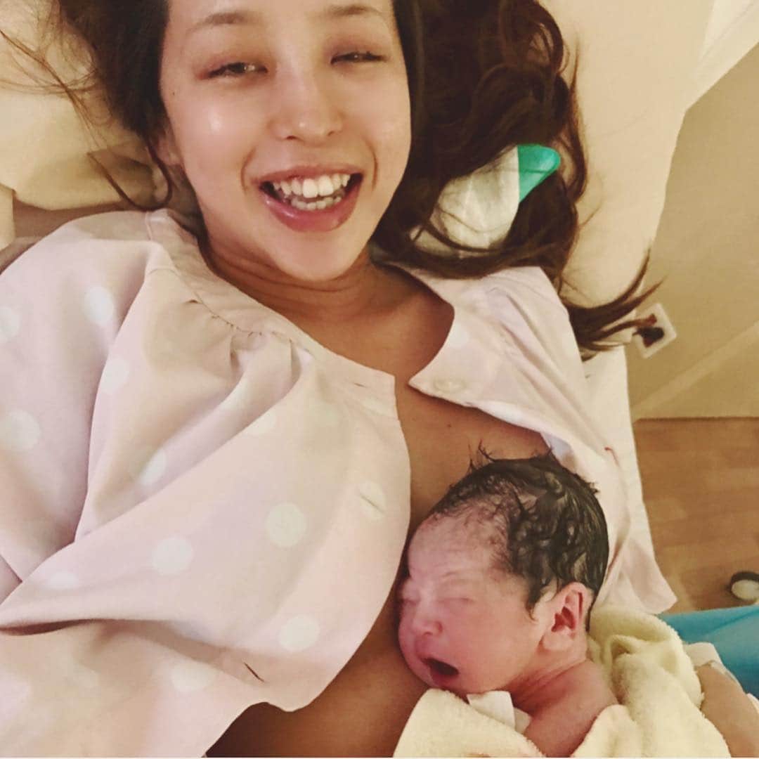 PINKYさんのインスタグラム写真 - (PINKYInstagram)「I'm so happy to be a woman🙏✨ . #internationalwomensday 🤱🌏 ・・・ ・・・ #love #happy #family #woman #mother #wife #mamalife #babygirl #throwback #女性に生まれて幸せ」3月9日 8時02分 - shanti_pinky_shanti