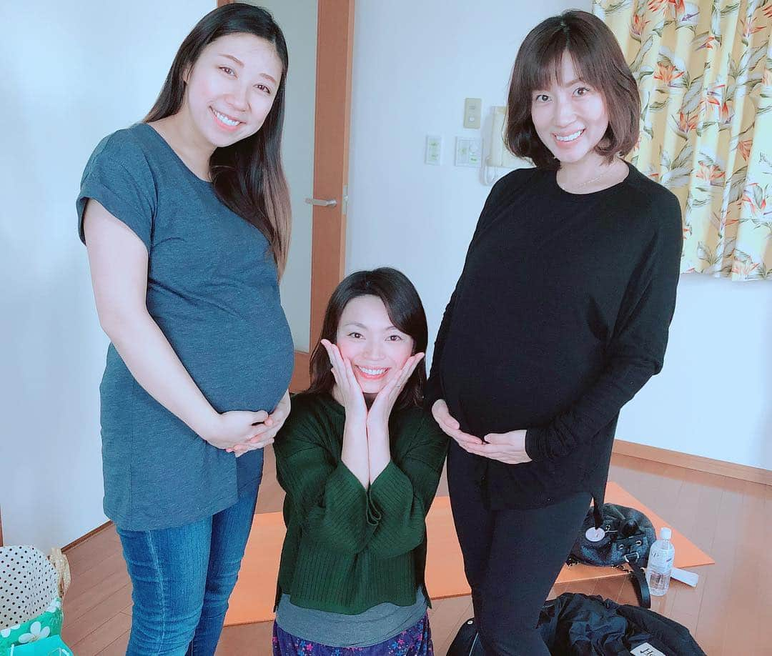 庄司ゆうこさんのインスタグラム写真 - (庄司ゆうこInstagram)「今日はマタニティヨガ最終日でした😂🧘‍♀️ 安定期に入った5カ月目くらいから同じくらいに出産予定の妊婦仲間集めて月1で開催してましたが、今日は最後だったからか、レッスン終わった後、感極まって涙ポロポロ。。泣いちゃいました😂✨おりえ先生の話す内容がホント心に響く(＞＜) そして5枚目は小学生からの親友💕昔からずっと一緒でたまたま同じタイミングで妊娠出来たことは本当に奇跡だと思う‼️9枚目はおりえ先生から頂いた入浴剤✨ 次は夏くらいにベビーヨガやベビーマッサージを開催しまぁす🤗 またこのメンバーで次はみんなの赤ちゃんにも会えるの楽しみだなぁ❤️ #マタニティヨガ#ポジティブスターヨガ#妊婦#妊娠9カ月#妊娠35週#プレママ#マタニティフォト#みんな#同級生赤ちゃん#マタニティマーク#ラストレッスン#次は#ベビちゃんも一緒#ベビーヨガ#ベビーマッサージ#楽しみ💕」3月8日 23時39分 - yuko.shoji