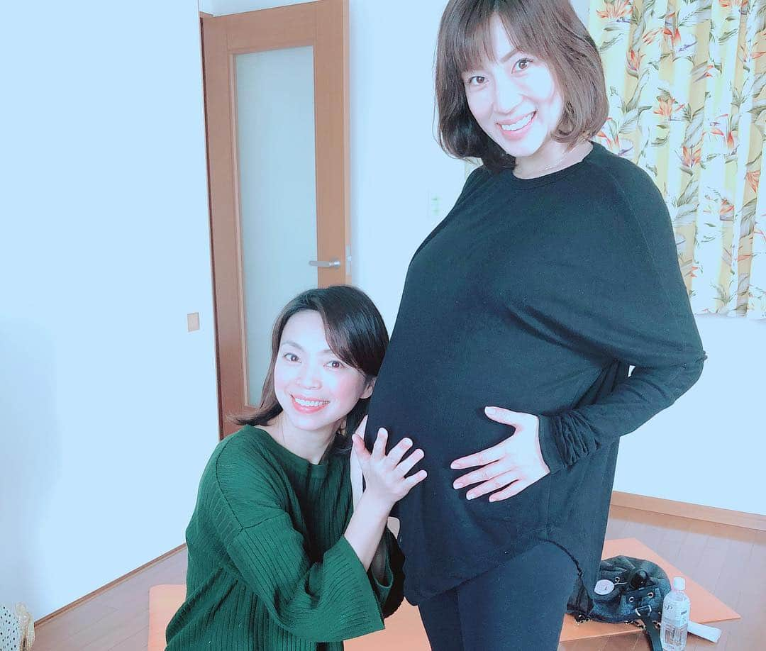 庄司ゆうこさんのインスタグラム写真 - (庄司ゆうこInstagram)「今日はマタニティヨガ最終日でした😂🧘‍♀️ 安定期に入った5カ月目くらいから同じくらいに出産予定の妊婦仲間集めて月1で開催してましたが、今日は最後だったからか、レッスン終わった後、感極まって涙ポロポロ。。泣いちゃいました😂✨おりえ先生の話す内容がホント心に響く(＞＜) そして5枚目は小学生からの親友💕昔からずっと一緒でたまたま同じタイミングで妊娠出来たことは本当に奇跡だと思う‼️9枚目はおりえ先生から頂いた入浴剤✨ 次は夏くらいにベビーヨガやベビーマッサージを開催しまぁす🤗 またこのメンバーで次はみんなの赤ちゃんにも会えるの楽しみだなぁ❤️ #マタニティヨガ#ポジティブスターヨガ#妊婦#妊娠9カ月#妊娠35週#プレママ#マタニティフォト#みんな#同級生赤ちゃん#マタニティマーク#ラストレッスン#次は#ベビちゃんも一緒#ベビーヨガ#ベビーマッサージ#楽しみ💕」3月8日 23時39分 - yuko.shoji