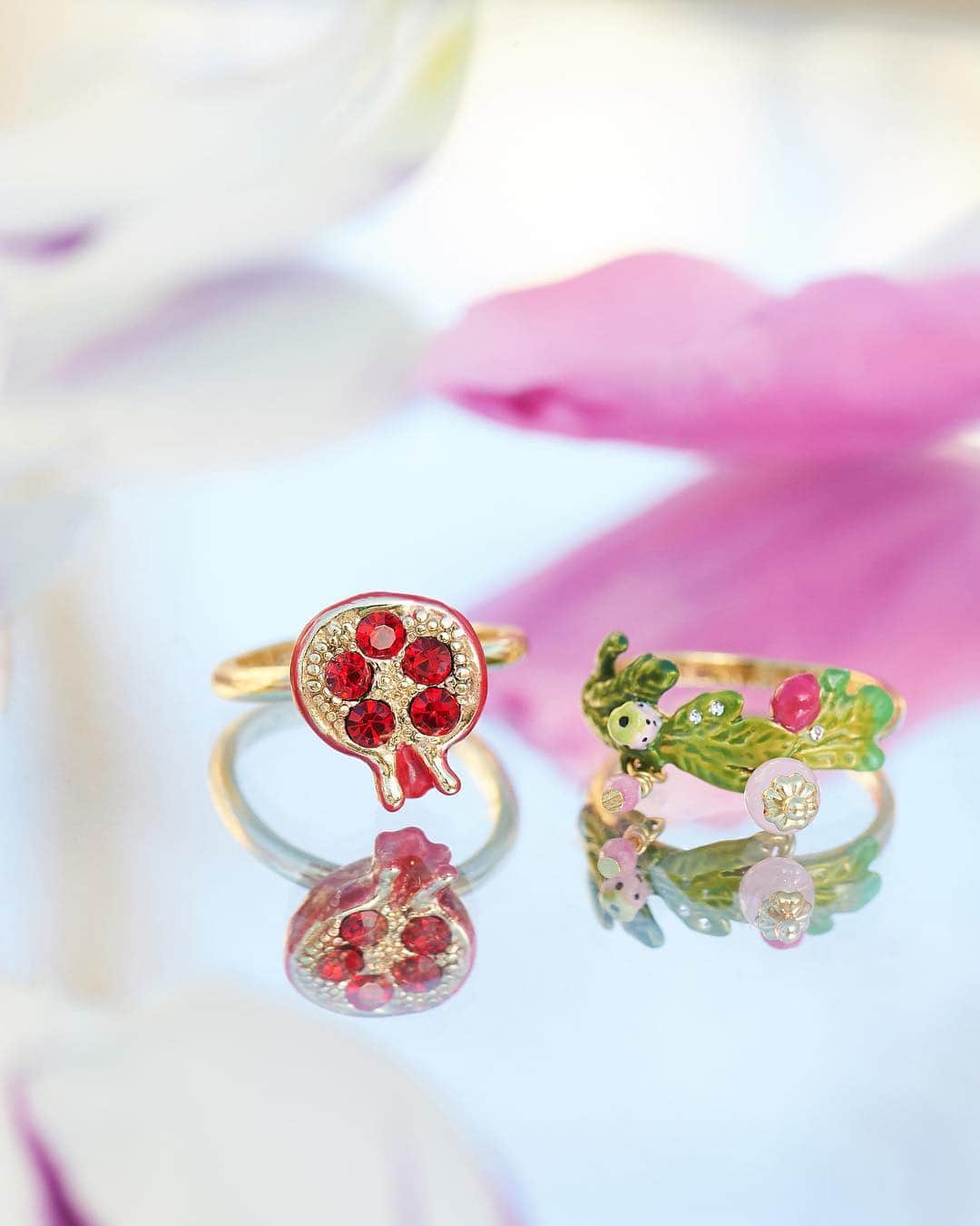 レネレイドさんのインスタグラム写真 - (レネレイドInstagram)「✨Double treat. Vibrant rhinestones and delicately handenameled leaves create the perfect ring duet.  #Lesnereidesparis #Poeticjewelry #Costumejewellery #Frenchjewelry #Pomegranate #handenamelling #Fruity」3月9日 1時07分 - lesnereidesparis