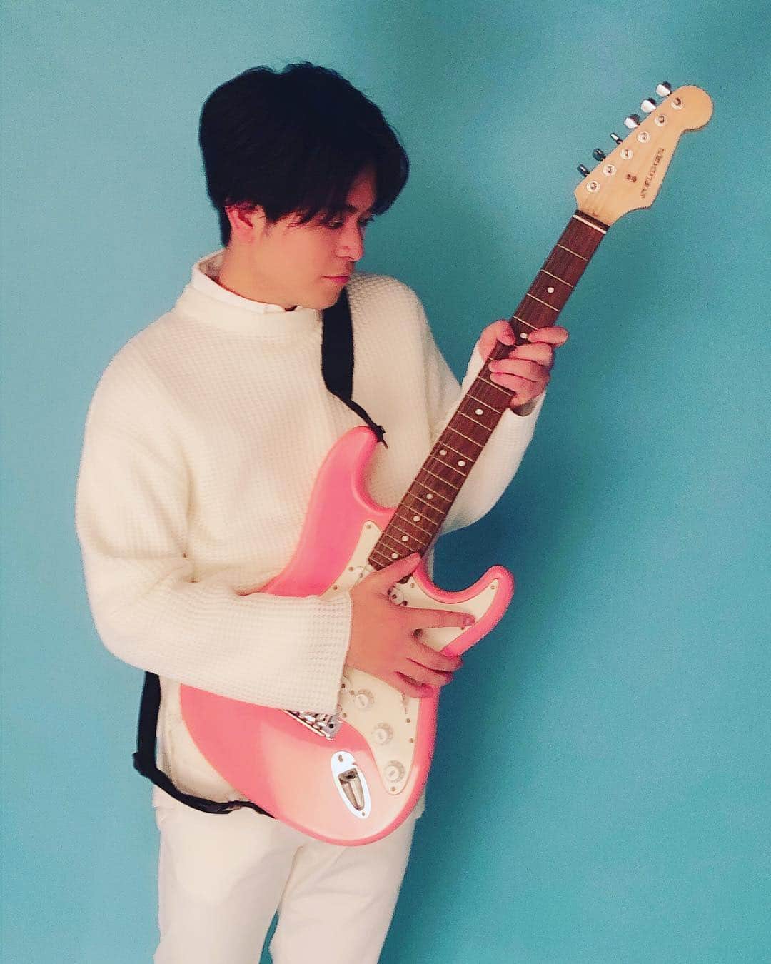 中谷優心さんのインスタグラム写真 - (中谷優心Instagram)「ピンクのギター欲しい🎸  #cliesonic #guitar」3月9日 1時12分 - kindheartyou