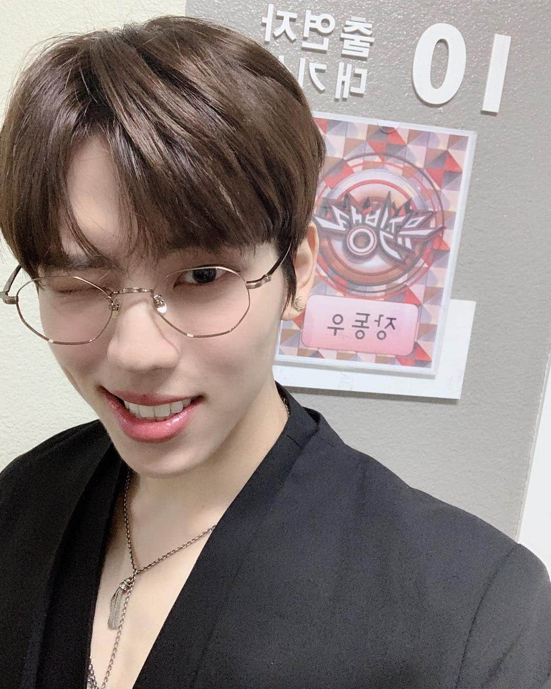 のインスタグラム：「시력 좋아진 후 정말 올만에 쓴 안경이~.~ 씐기한것이 춤춰듀 안떨어져서 하하핳 오늘도 즇았다 ...!!」