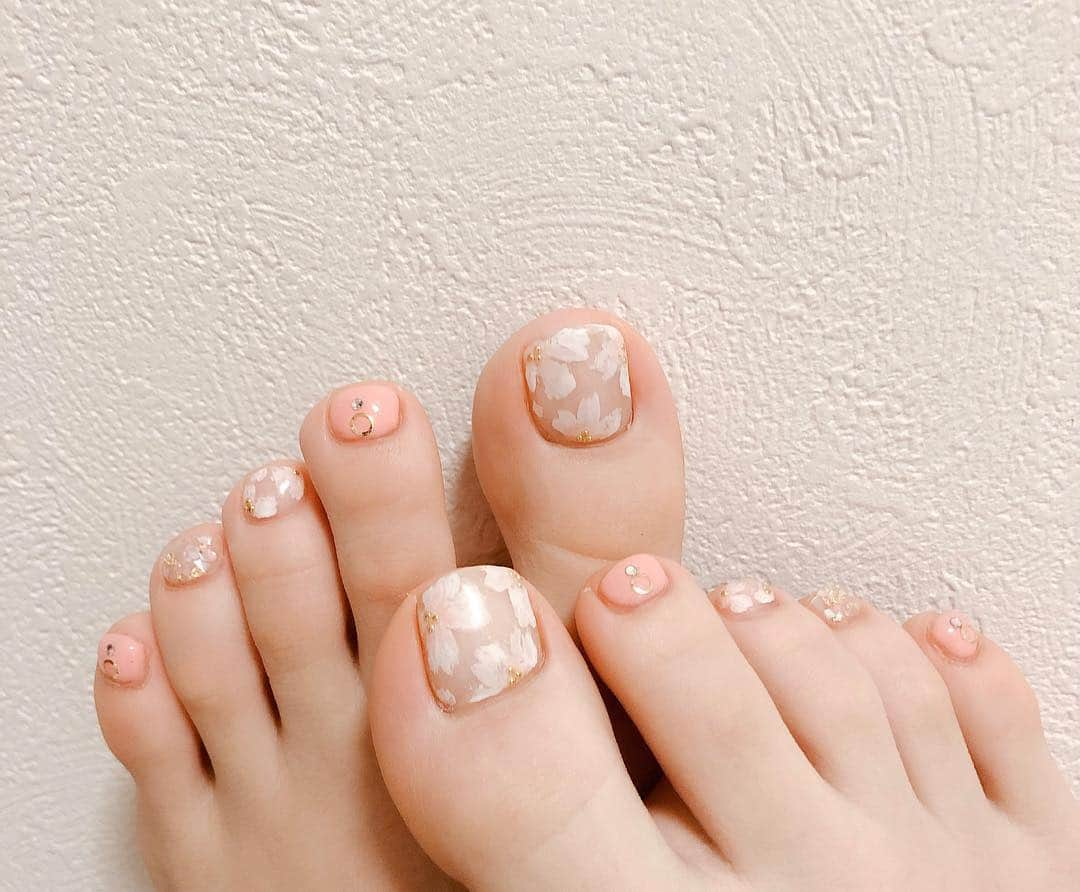 麻亜里さんのインスタグラム写真 - (麻亜里Instagram)「春のフットネイル💅🌸 足の写真を撮っていて、、あぁとっても浮腫んでいるなぁと😭  個人的なお話になりますが、、 子宮内膜症のためにジエノゲストというお薬を一年半ほど飲み続けて、今は一旦様子見で休薬中です。 休薬して1ヶ月くらいで感じたことは ・身体がむくみやすくなる(脚、足がパンパンに浮腫む) ・お肌が綺麗になる(肌艶、弾力アップ) ・やはり生理痛がしんどい  また婦人科に行って先生に相談しよう🧐 なるべくなら自然な食品や物で治療できるといいのだけど…😢 . #子宮内膜症 #ディナゲスト #ジエノゲスト #生理痛」3月9日 16時02分 - maari.0108