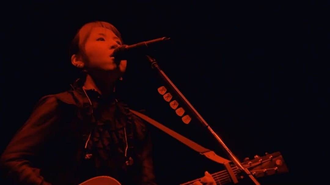 阿部真央のインスタグラム：「武道館ライブの模様が映像🎥と音源💿でそれぞれ発売されます！ トレーラーも公開したので是非チェックしてね🙋‍♀️✨ 【リリース情報】 4/17(水)「阿部真央らいぶNo.8 ～10th Anniversary Special～＠日本武道館」CD,DVD,Blu-rayの発売が決定🎉  商品詳細：abemao.com/discography/  #阿部真央 #あべま #らいぶNo8」