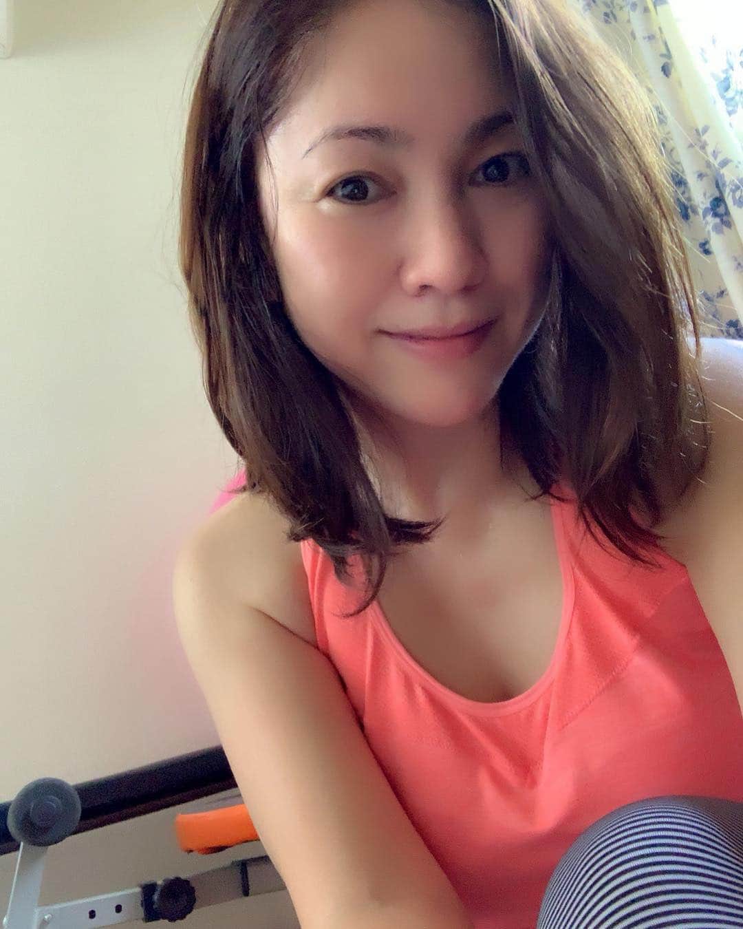 のインスタグラム：「宅トレ🏋🏼‍♂️⠀ ⠀ 息子と美味しく晩ご飯食べたいから頑張った😂⠀ ⠀  夜はまた別メニューで頑張る💪💪⠀ ⠀  今日はお外の気温も上がってるせいかいつもより汗だく😬⠀ ⠀  そうだ！ 夜はたくさん着込んでバイクかな🚲笑  サウナ効果😬😬⠀ ⠀  #宅トレ #筋トレ #有酸素 #アラフィフ #gu #followme #目が腫れぼったい #花粉のせい」