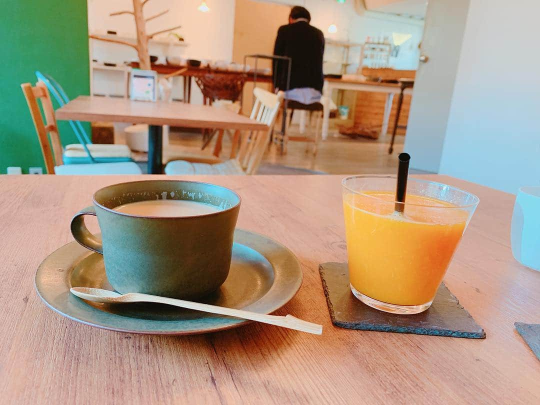 Miho Tanakaさんのインスタグラム写真 - (Miho TanakaInstagram)「週末のカフェ巡り☕️﻿ ﻿ 今日は、池田にある #guliguli﻿ ﻿ 屋久島の森を再現した空間で、住宅街の中とは思えません。﻿ ﻿ ﻿ 屋久島の無農薬のタンカンを手絞りで3個分まるまる使ったタンカンジュース🍹﻿ めっちゃ美味しい🤤﻿ ¥900の価値あり。﻿ ﻿ ﻿ 今週、家でも夜中ずっと仕事してて寝不足な👨は、👦と昼寝中😪﻿ ﻿ 私はひとりまったり中😝﻿ ﻿ _____________﻿ ﻿ ﻿ #妊娠中 #妊娠9ヶ月 ﻿#マタニティ#妊娠後期﻿﻿﻿﻿﻿ #2019年4月出産予定 #第三子 #男の子予定﻿﻿﻿﻿﻿ #男の子兄弟 #34w #マタニティライフ #氷食症 #ソフロロジー﻿﻿ #出産準備﻿ ﻿ ﻿ #カフェ巡り #北摂カフェ #北摂 #池田カフェ﻿ #石橋カフェ #北摂ライフ #北摂グルメ﻿ #子連れカフェ大阪  #子連れグルメ ﻿ #週末カフェ #大阪カフェ巡り  #カフェグラム」3月9日 16時10分 - mie__blogger