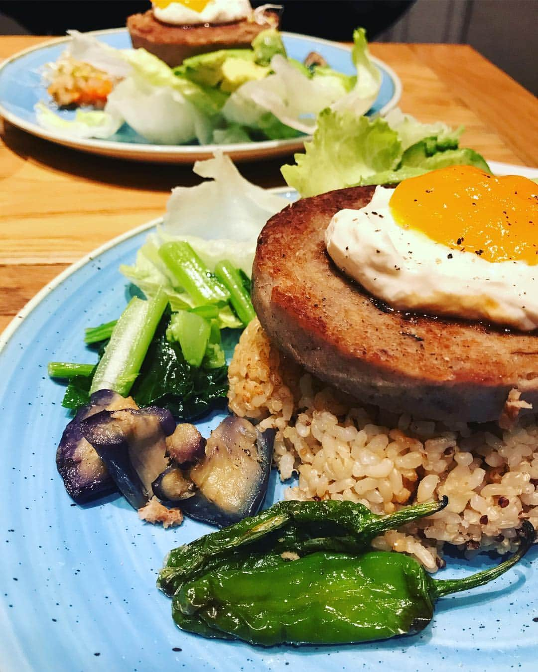 にちゃぴんのインスタグラム：「Healthy meal with my gurl @mooncoco926  #healthyfood #vegan #locomoco #mrfarmer」