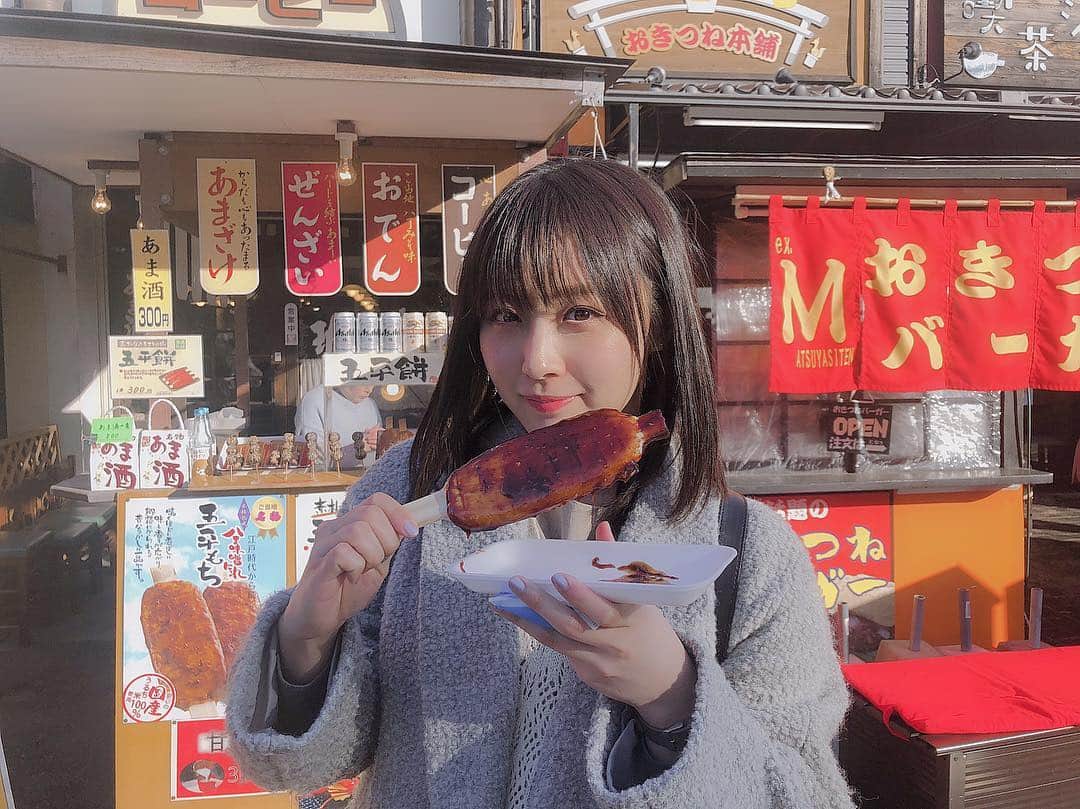 鎌田菜月さんのインスタグラム写真 - (鎌田菜月Instagram)「五平餅🤤 この通りのお店に私と彩姫のサインがあったりもします。 #豊川稲荷 #女子旅 #五平餅」3月9日 16時29分 - nacky_k829