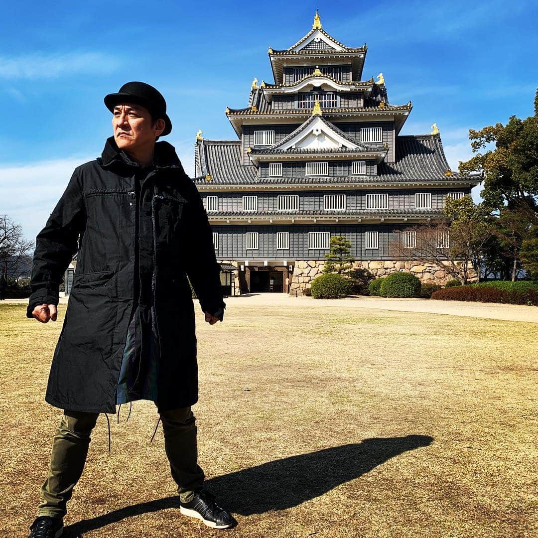 ピエール瀧さんのインスタグラム写真 - (ピエール瀧Instagram)「ウルトラのツアー移動日。 暇を持て余したので、岡山城＆後楽園をヘラヘラしながら散策。 緑豊かな庭園イメージを軽々と覆す茶色い冬の後楽園。なんか思ってたのと違う。 しかしこれで日本三名園をすべて制覇。後楽園は時期の良い時にリベンジしたい。」3月9日 16時35分 - pierre_taki