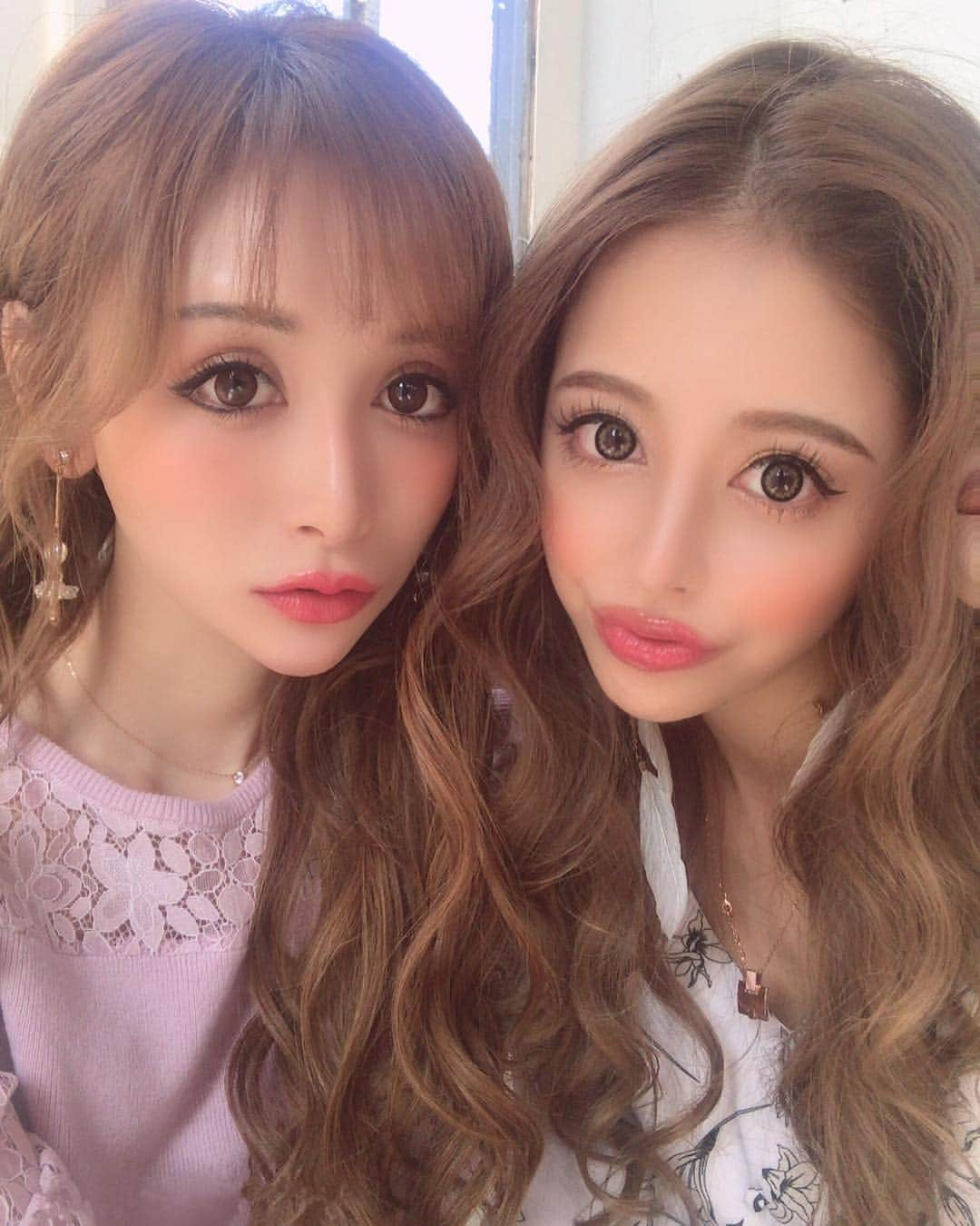 真優川咲さんのインスタグラム写真 - (真優川咲Instagram)「#🎀#👩‍❤️‍💋‍👩#👄 ✨ . だんだん暖かくなって来て幸せ☺️🌸 今日はこれから #インテリア 買いにいってくる~🚗💞 前は苦手だったのに.. 最近は お家にいるの好き ♡🤭💗💗 お料理学校 にでも行こうかな 🙈🍳ww みんなは1日なにするの ？🙂 #🎀 #咲りり #姉アゲハ #撮影期間 #friends #happy #Saturday #LOVE 💋」3月9日 16時42分 - saki_411